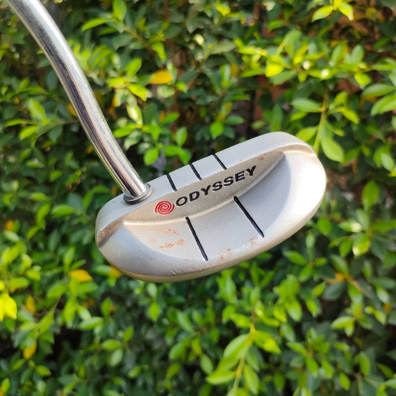 PUTTER ODYSSEY DUAL FORCH ROSSIE II ความยาว 33 นิ้ว รุ่นนี้คนตามหากันเยอะมากๆ เพราะว่าหน้าสัมผัสดีมาก หน้าอินเซิร์ทนุ่ม และยิงเลเซอร์หน้าไม้ ให้เป็น MILLED เกาะไลน์สุดๆ ( รุ่นหน้าดำ ) และรูปทรงครึ่งวงกลม กระจายน้ำหนัก ชดเชยความผิดพลาดได้สูงสุดครับ!!!
