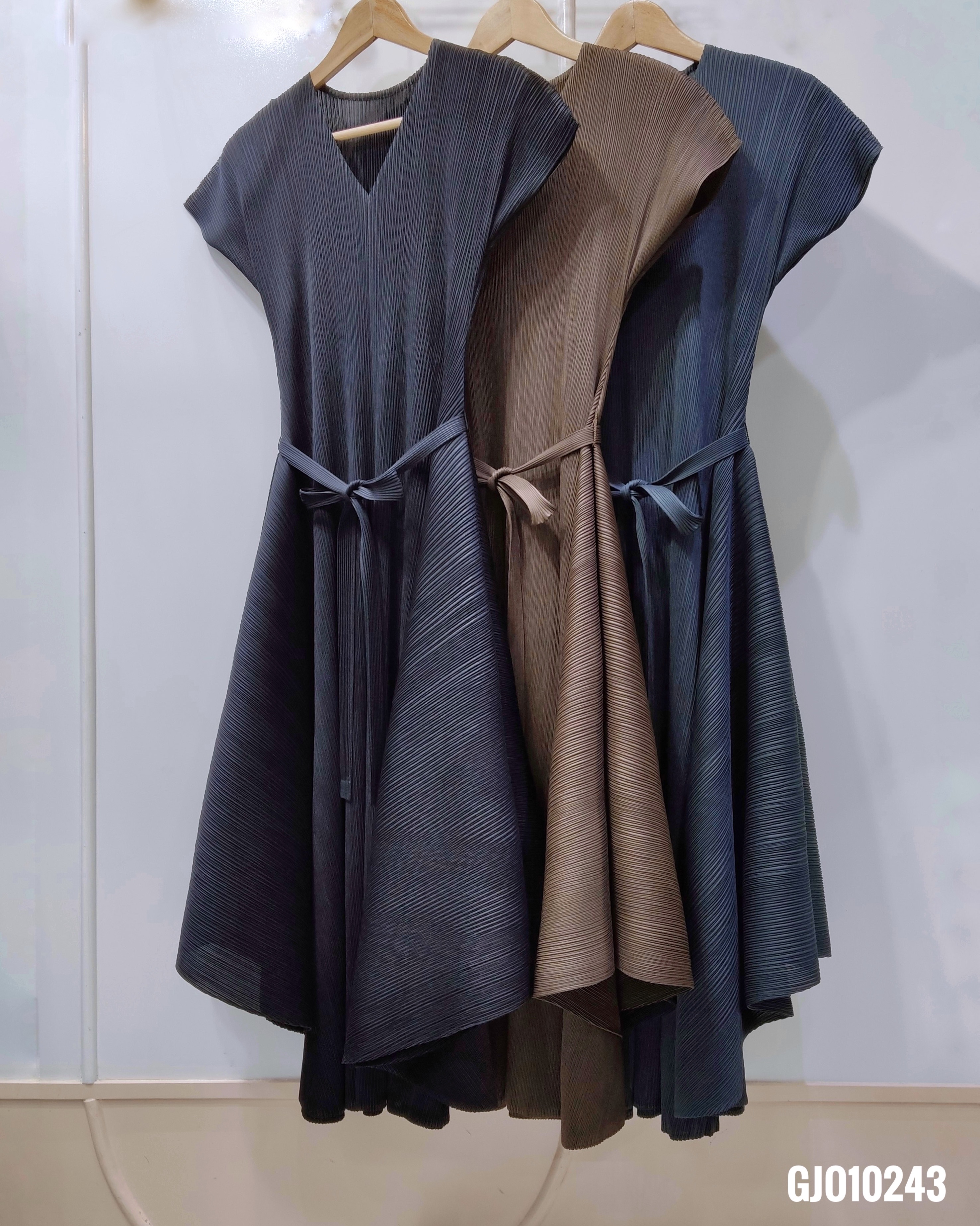 2MUAY รุ่น GJO10243 เดรสอัดพลีท V NECK VOLUME PLEATED DRESS 3 สี FREE SIZE