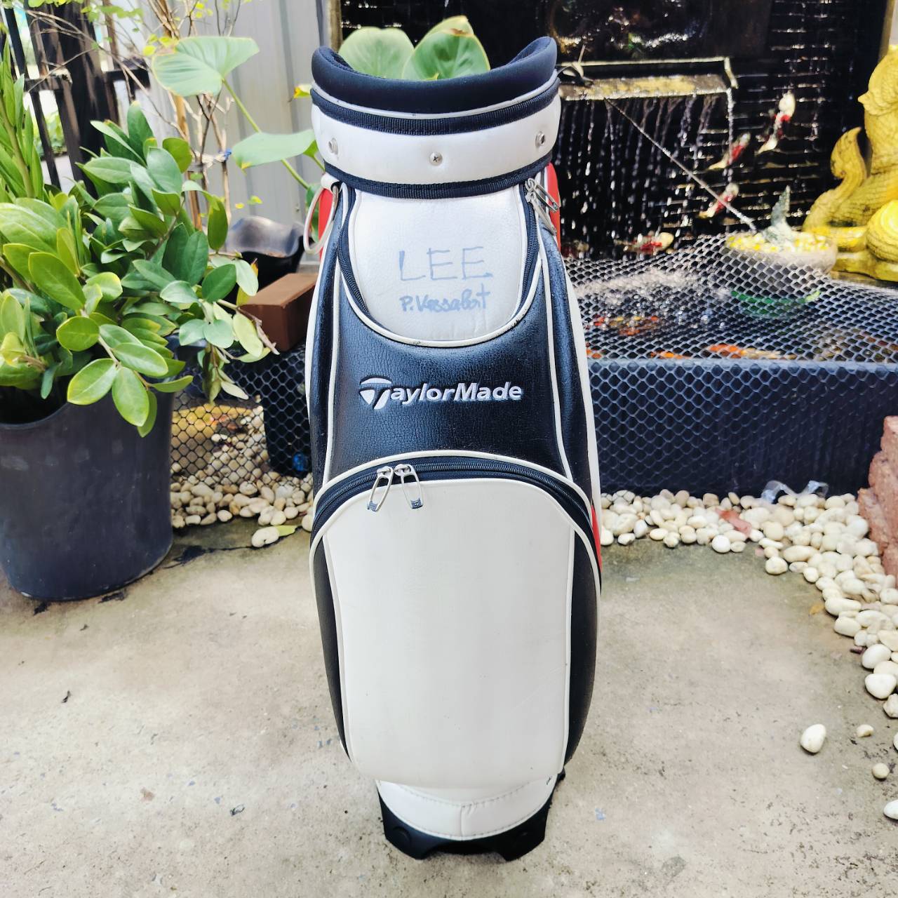 ถุงกอล์ฟ Taylormade มือสอง ถุง TOUR ใบใหญ่ ใส่ของได้เยอะ มีลอยลอกประปราย สภาพปานกลาง มีเขียนชื่อไว้ที่ด้านหน้าถุงกอล์ฟ