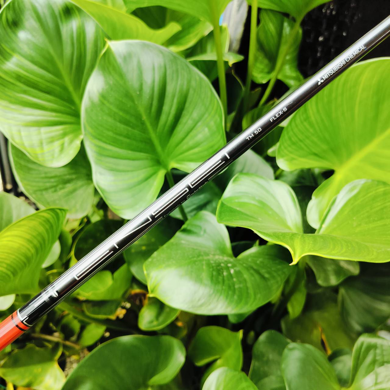 FW5 Taylormade Stealth ก้าน Mitsubishi TENSEI FLEX S . 3D Carbon Crown กระดองแบบ 3 มิติ ที่ทำให้สามารถลดน้ำหนักจากด้านบน และวางน้ำหนักจุดศูนย์ถ่วงให้ต่ำลงได้อีก ทำให้ Stealth Fairway เป็นหัวไม้ที่ตีลอยง่าย ไม้กอล์ฟพรีเมี่ยมมือสอง ของแท้ By NakaraLuxurious