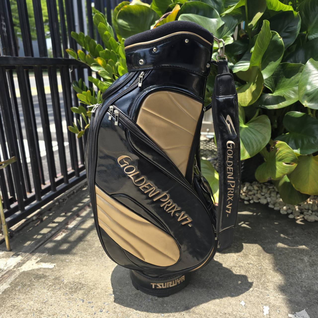 ถุงกอล์ฟ GOLDEN PRIX -V7- ถุง TOUR ใบใหญ่ หนังแก้วอย่างดี เป็นถุงระดับพรีเมี่ยมของญี่ปุ่น ของแท้ มือสอง สภาพสวยเดิมค่ะ ของใหม่ 1 หมื่น 6 พันบาท!!!