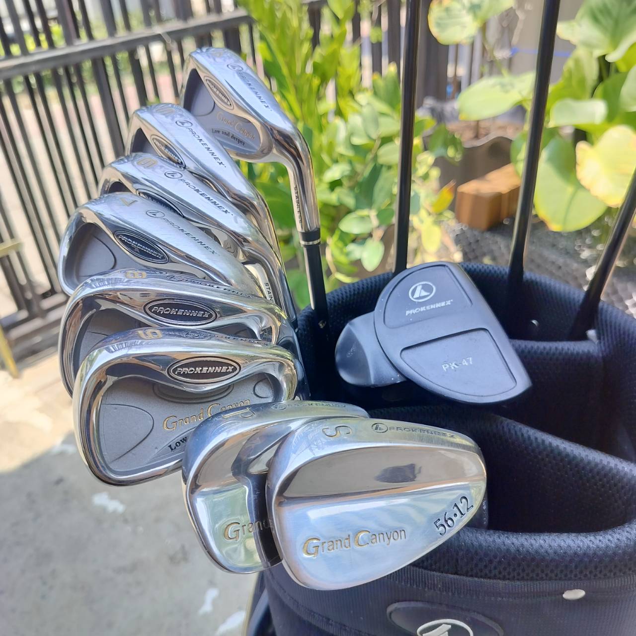 ไม้กอล์ฟครบชุด PRO KENNEX GRAND CANYON สภาพสวยงาม ให้ไม้มาได้ครบเครื่องมากๆ ดีทุกไม้ ถุงกอล์ฟ PROKENNEX เดิมตรงรุ่น และมี COVER ให้ครบทั้งชุดค่ะ ไม้กอล์ฟพรีเมี่ยมมือสอง ของแท้ By NakaraLuxurious