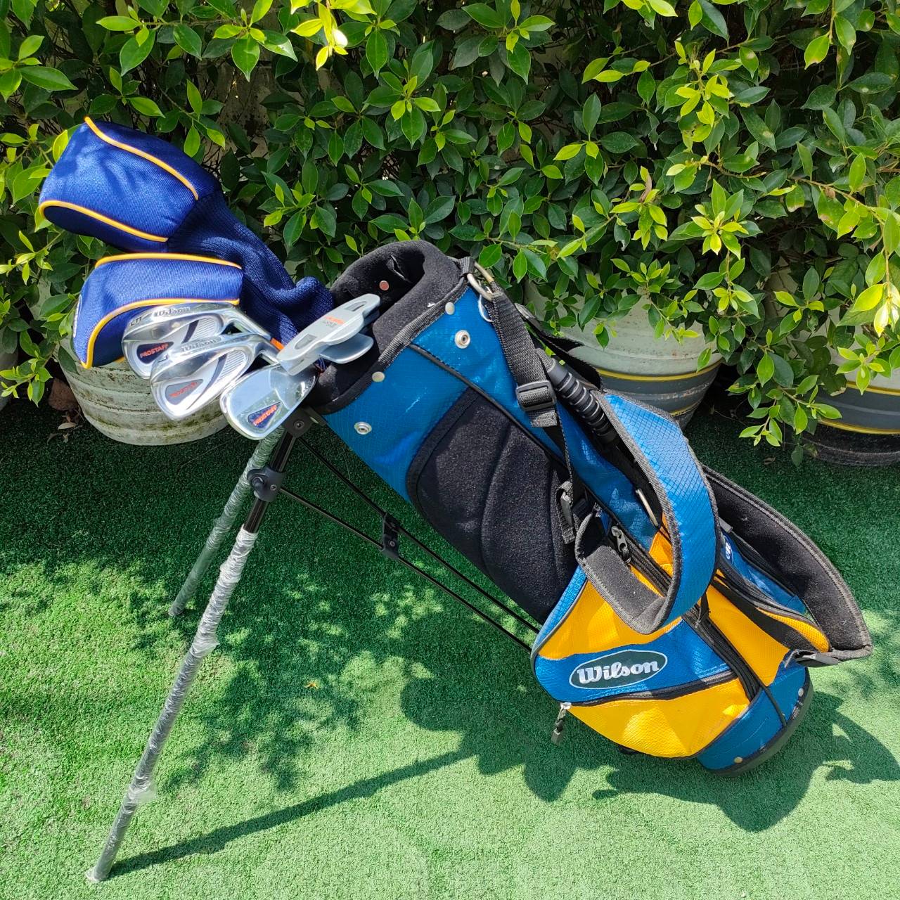 ** ไม้กอล์ฟสำหรับเด็ก ** FULLSET WILSON PROSTAFF ทั้งชุดประกอบด้วย หัวไม้ 1 เเละ HYBRID ชุดเหล็ก 5 7 เเละ SW ** ความยาวของเหล็ก 7 31 นิ้ว PUTTER พร้อมถุงกอล์ฟ ขาตั้ง WILSON ไม้ครบทุกระยะ ครบสำหรับคุณหนูๆเลยครับ