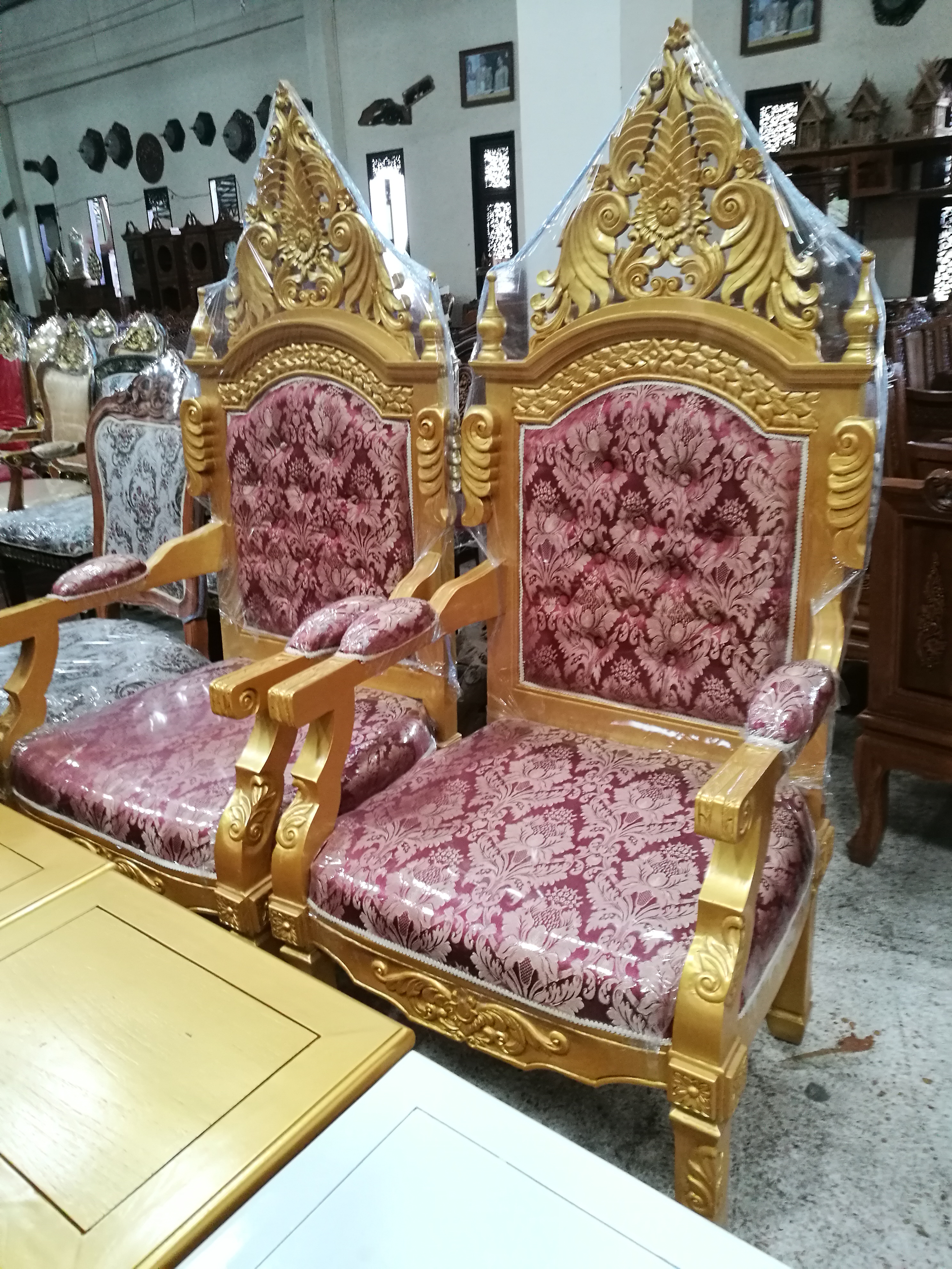 เก้าอี้หลุยส์สีแดงอมม่วง