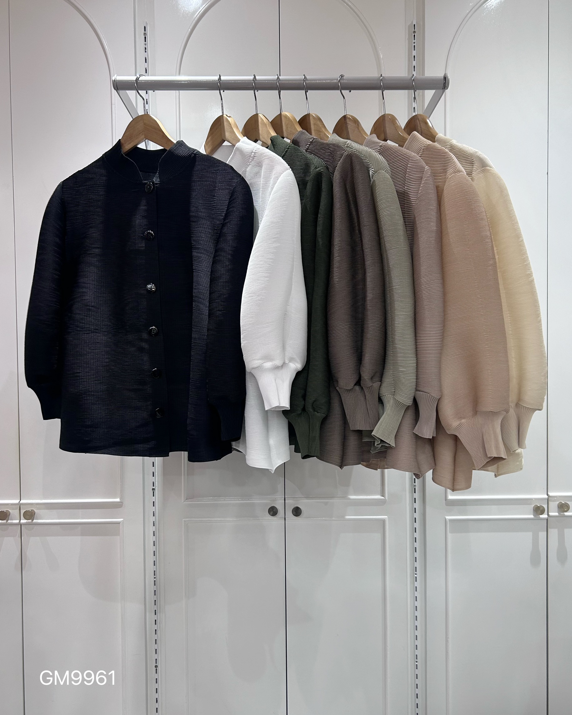 2MUAY GM9961 เสื้ออัดพลีทคอปกแมนดาริน กระดุมผ่าหน้า แขนจั๊ม MANDARIN CUFF SLEEVE PLEATED TOP 23 สี FREE SIZE