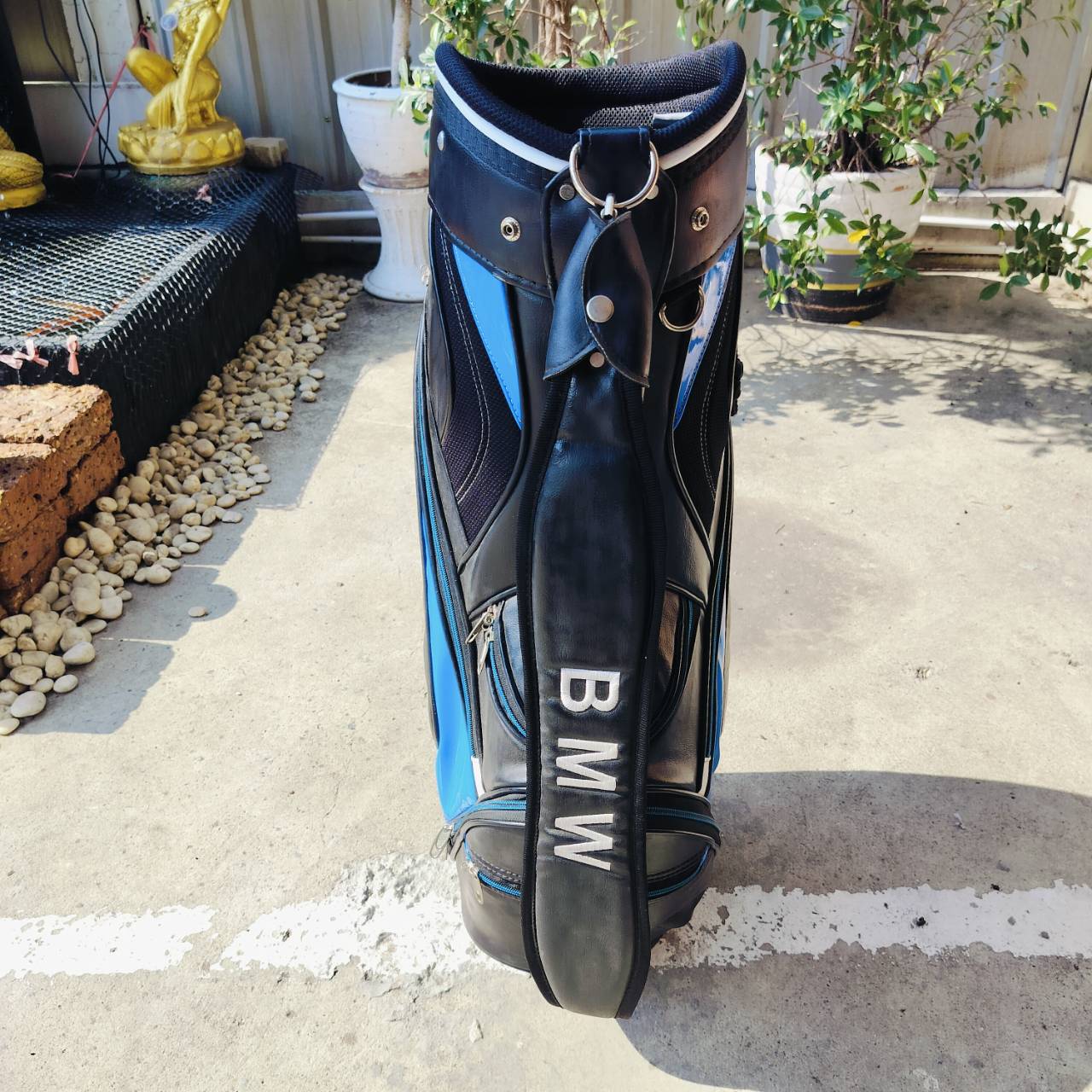 ถุงกอล์ฟ BMW ด้านนอกสวยๆ ด้านในมีตำหนิ ช่องใส่ไม้กอล์ฟหัก นอกนั้นใช้งานได้หมด ถุงน่าใช้ แป๊ก COVER หลุด 1 จุด