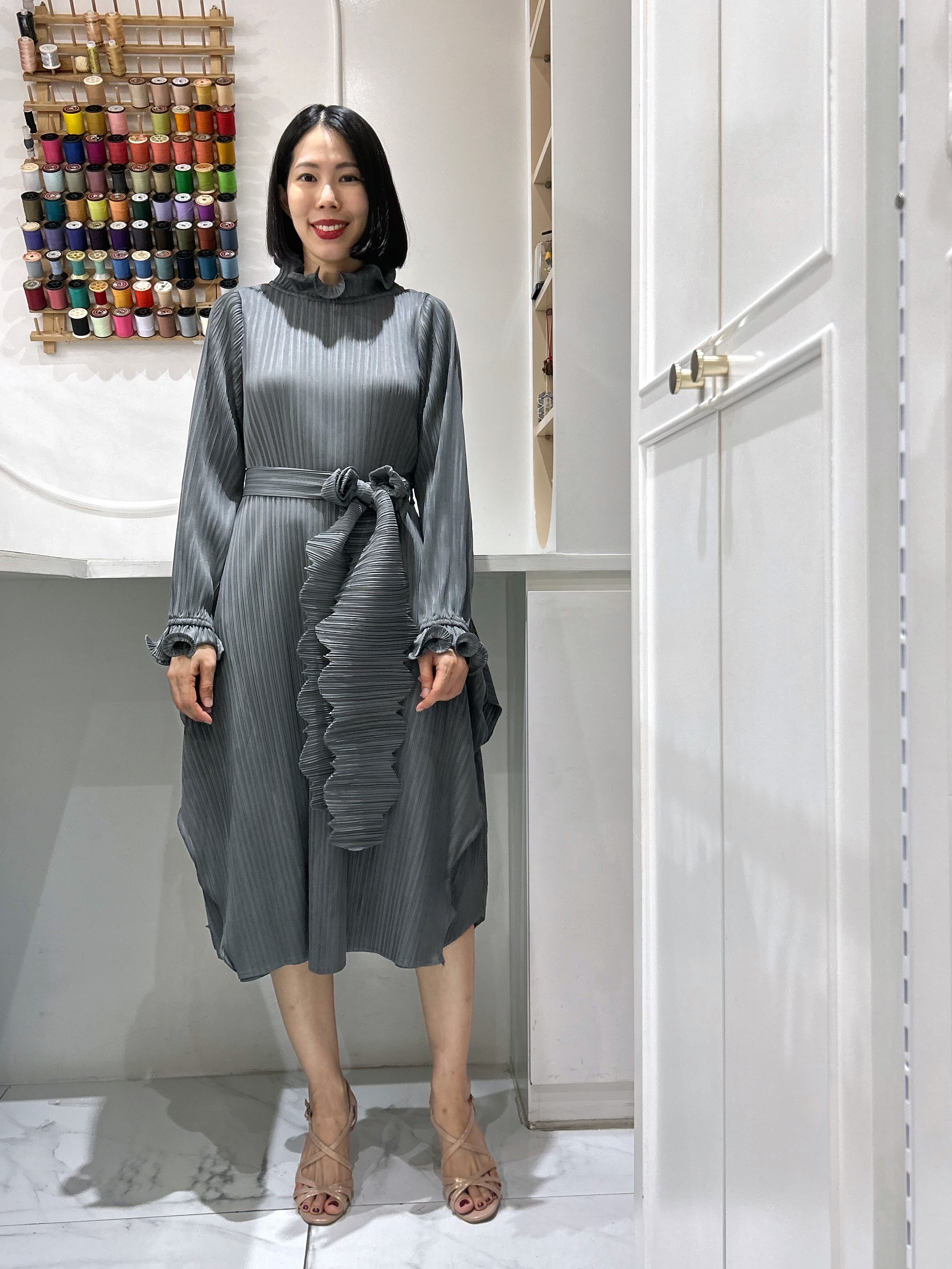 2MUAY รุ่น GA92105 เดรสอัดพลีท ELEGANT RAFFLE NECK PLEATED DRESS 6 สี FREE SIZE