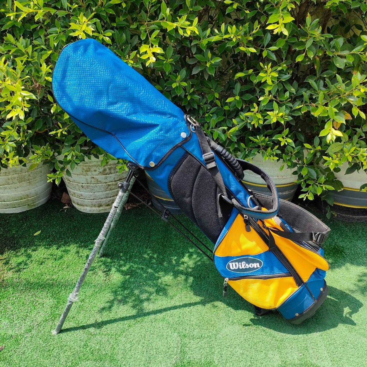 ** ไม้กอล์ฟสำหรับเด็ก ** FULLSET WILSON PROSTAFF ทั้งชุดประกอบด้วย หัวไม้ 1 เเละ HYBRID ชุดเหล็ก 5 7 เเละ SW ** ความยาวของเหล็ก 7 31 นิ้ว PUTTER พร้อมถุงกอล์ฟ ขาตั้ง WILSON ไม้ครบทุกระยะ ครบสำหรับคุณหนูๆเลยครับ