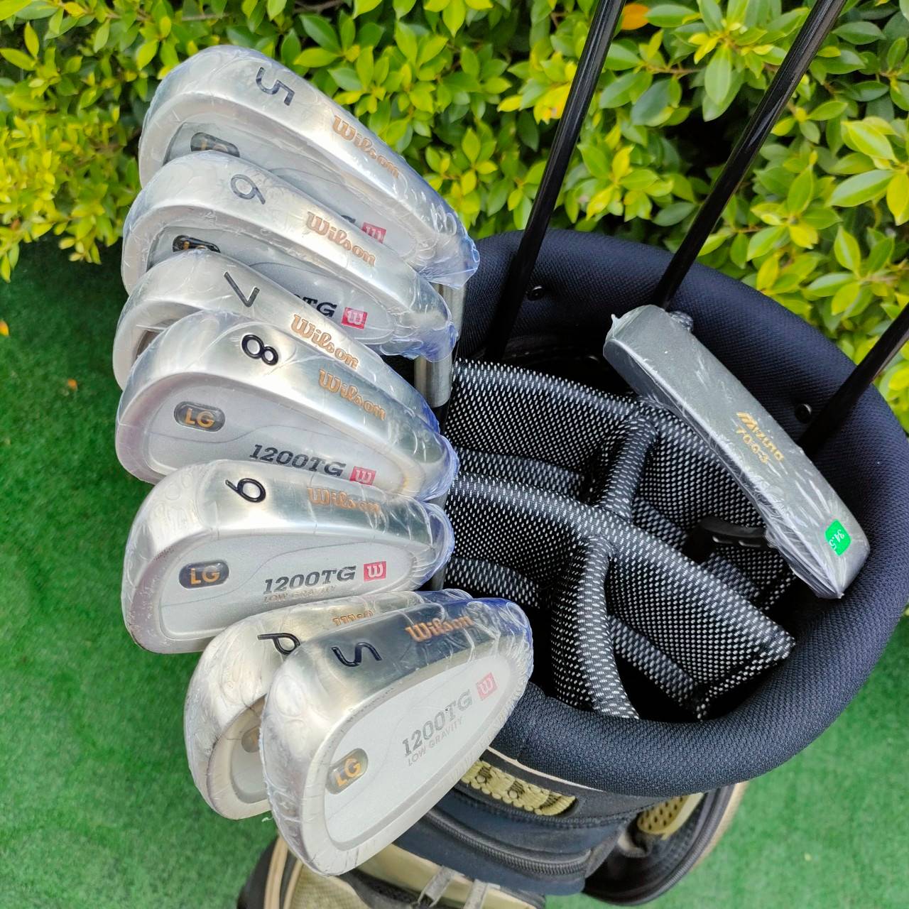 FULLSET WILSON 1200TG ของใหม่!!! คุณภาพสูง เน้นตีง่ายๆ ก้านเบาสบาย ตีได้ระยะดี ชุดเหล็กคมตีมันส์ ถุงกอล์ฟ ช่องใส่เยอะ เบาแข็งแรง!! มือหนึ่ง ของแท้ BY NakaraLuxurious