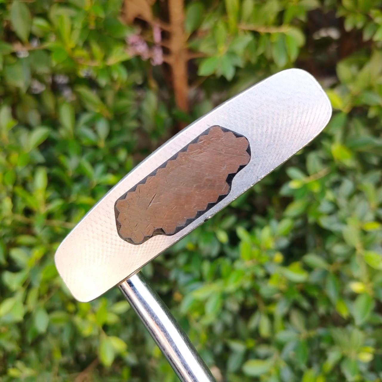 PUTTER PING DARBY F ความยาว 35 นิ้ว เป็นสุดยอดพัตเตอร์จาก PING อีกหนึ่งตัวที่ห้ามพลาด !! พัฒนามาจากรุ่นเดิมที่โด่งดัง โดยใส่อินเซิร์ท ทองแดงพรีเมี่ยม!! ไม้กอล์ฟมือสอง ของแท้ BY NakaraLuxurious