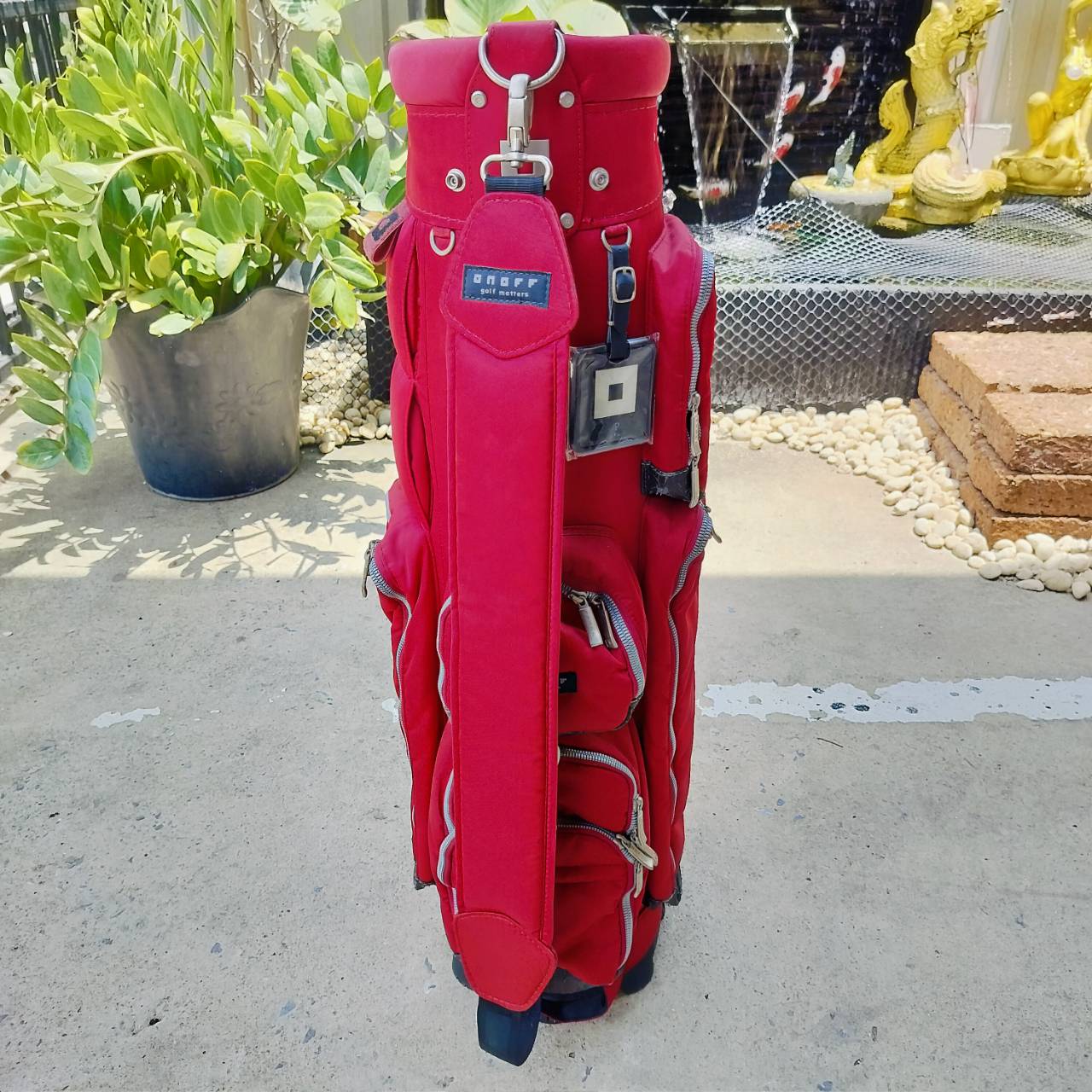 ถุงกอล์ฟ ON OFF มือสอง ของแท้ สภาพสวยเดิม ป้ายยังไม่แกะพลาสติก สีแดงเพลงเป็นสีประจำ ON OFF ช่องใส่ของเยอะ ซิปเยอะ น้ำหนักเบา ไม้กอล์ฟพรีเมี่ยมมือสอง ของแท้ By NakaraLuxurious
