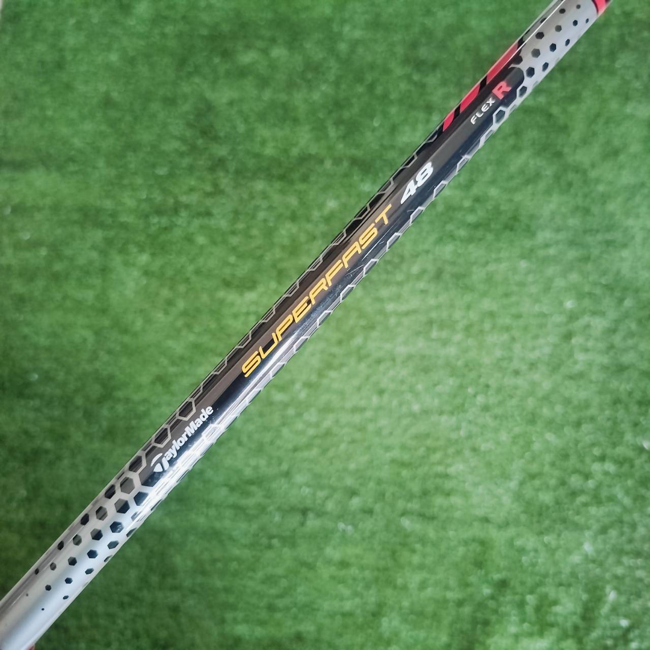 DRIVER TAYLORMADE BURNER SUPERFAST องศา 10.5 ก้าน BURNER SUPERFAST FLEX R กระดองเคฟล่า และส่วนด้านหลังยื่นออกไปมาก ทำให้จุด CG อยู่ต้ำและลึกมาก ไม้กอล์ฟพรีเมี่ยมมือสอง ของแท้ By NakaraLuxurious