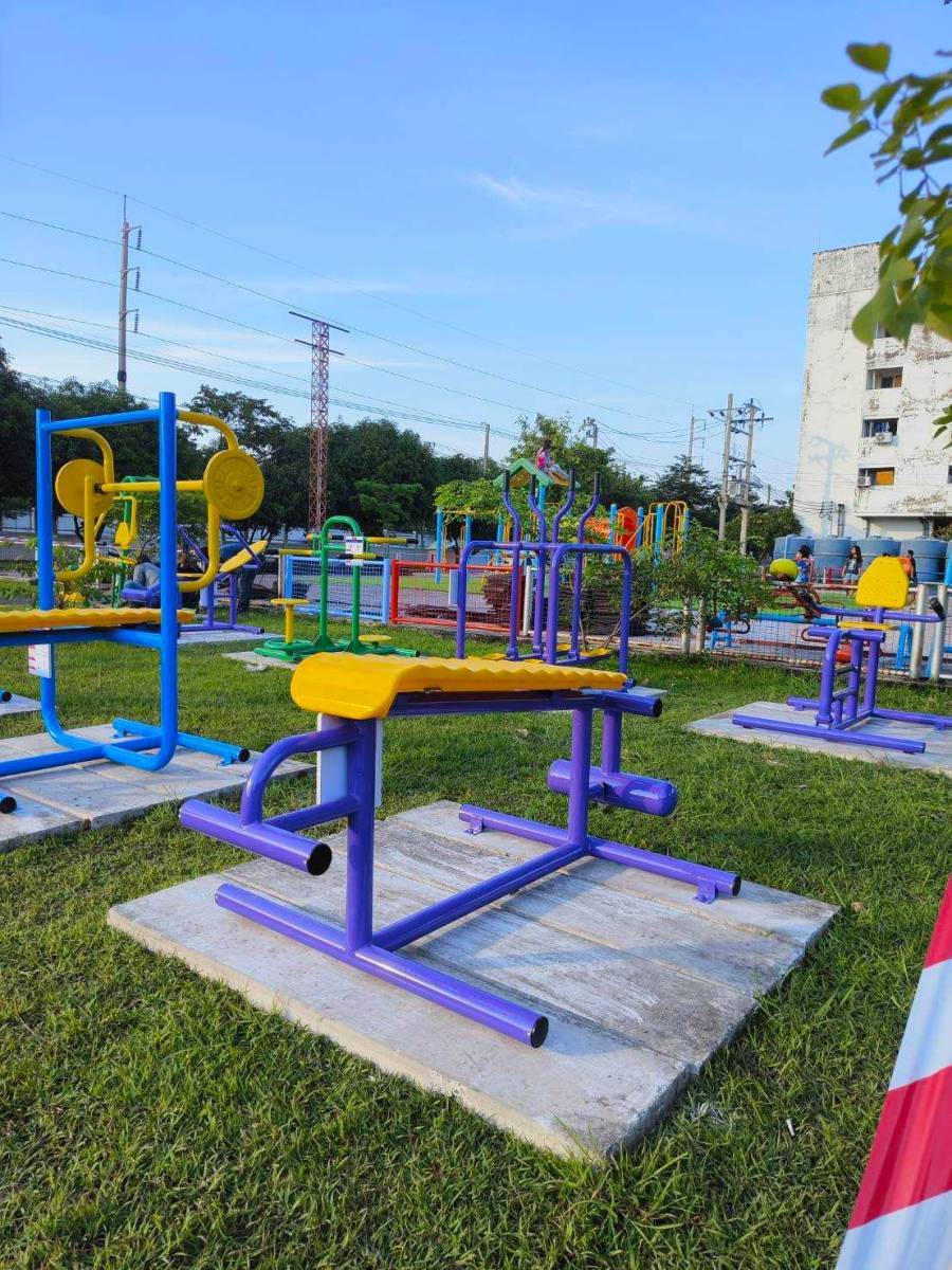 เครื่องออกกำลังกายกลางแจ้งผู้ใหญ่,บริหารแขน-ลดหน้าท้อง (แบบดึงยกตุ้มน้ำหนัก) ลานกีฬาอเนกประสงค์ ,สวนสาธารณะ ,เทศบาล ,หมู่บ้าน ,ผลิตในไทย ,สั่งทำตามสีที่ต้องการได้ ขนาด100 x100 110 ซม.