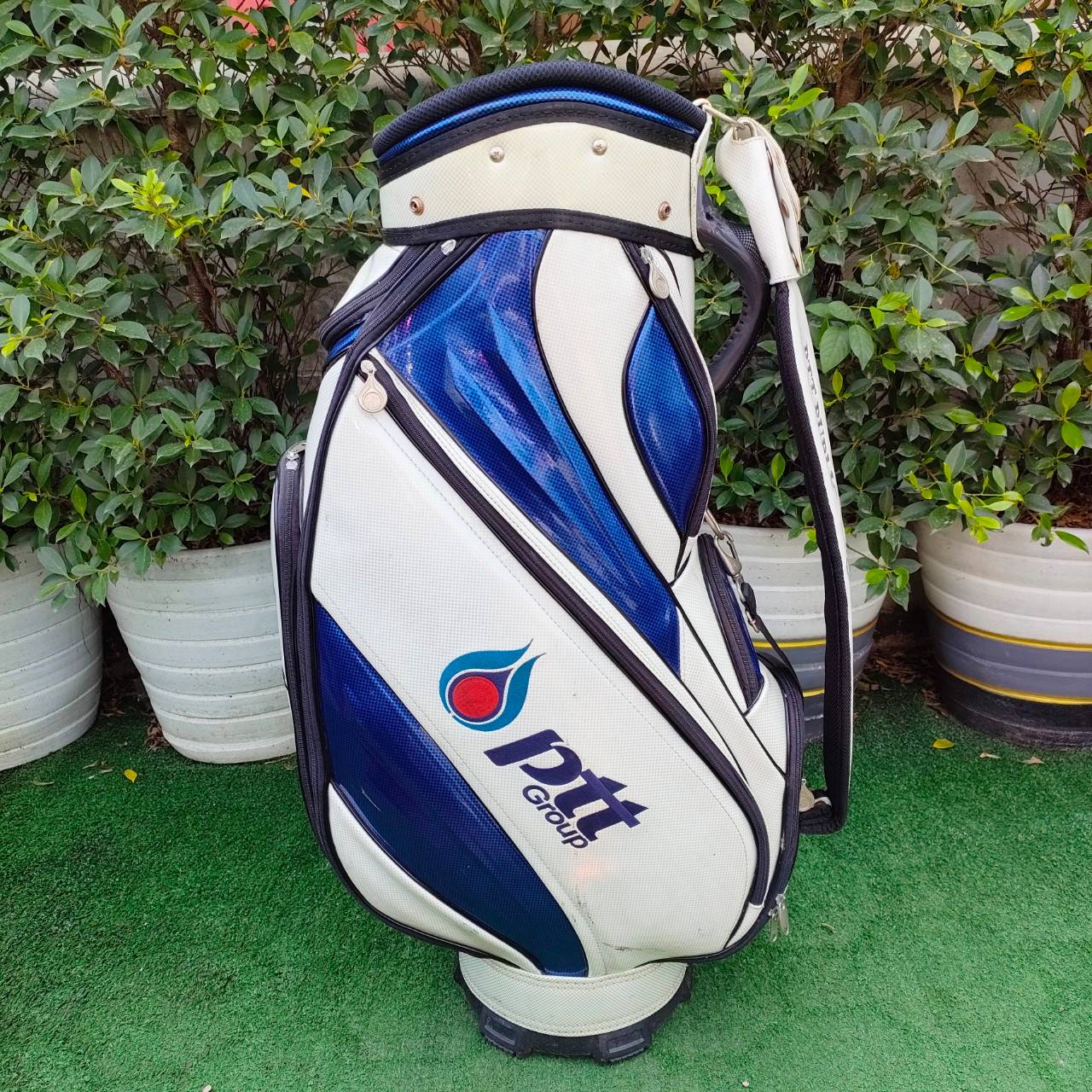 ถุงกอล์ฟ PTT GROUP มือสอง ** ถุงกอล์ฟมีตำหนิ ตรงที่ดึงชิฟ หลุด 3 จุด มีรูปให้ชมท้ายสุดค่ะ ** นอกนั้นสวย ถุงหนังแก้ว TOUR ใบใหญ่ ใช้ดีมากค่ะ