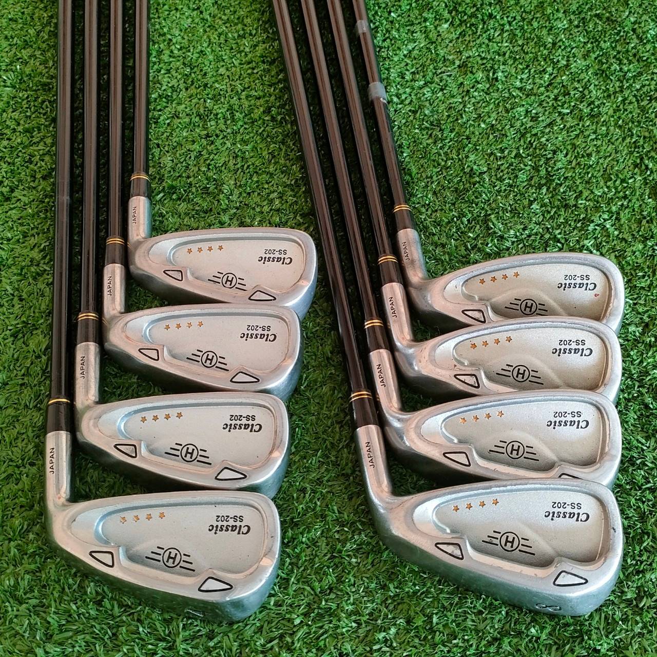 ชุดเหล็ก CLASSIC SS-202 H 4 ดาว มีเหล็ก 4-9 เเละ PW SW ก้าน NEW SUPER POWER SHAFT FLEX R เหล็ก CAVITY ลึก ตีง่ายตีสบาย ก้านกราไฟต์ 4 ดาว เบาและนุ่มเป็นเหล็กที่ตีสบาย!!! ไม้กอล์ฟมือสอง ของแท้ BY NakaraLuxurious