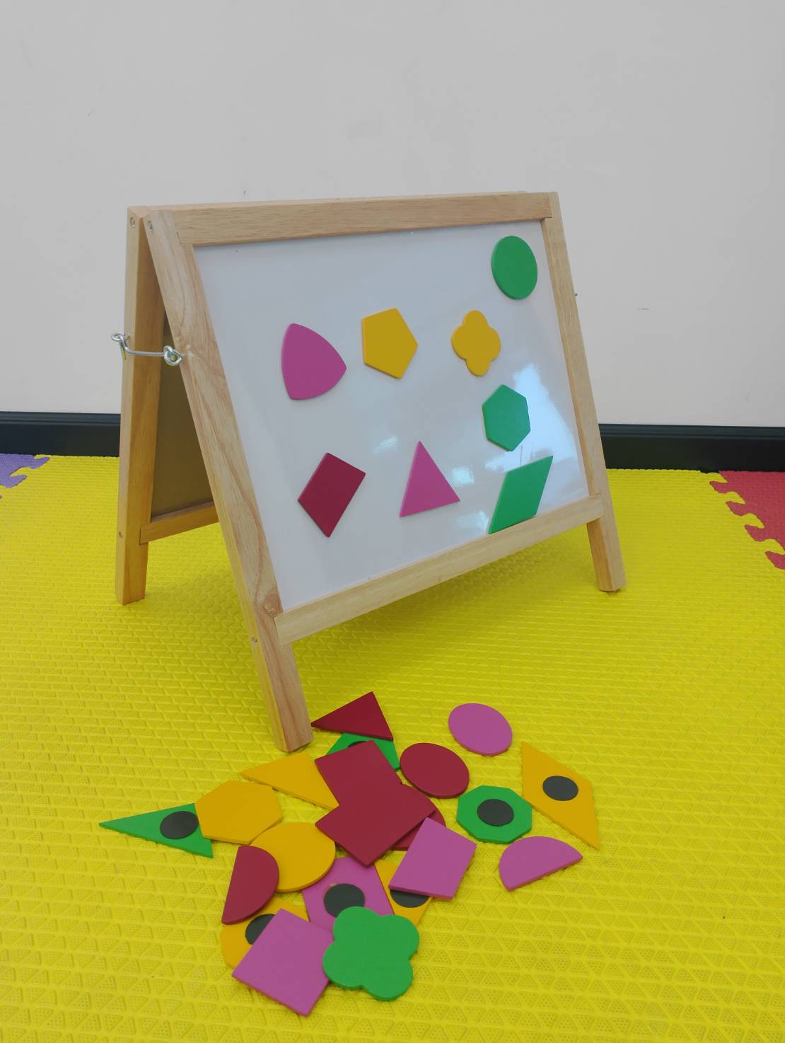 กระดาน 2 หน้าพร้อมขาตั้ง กระดานไวท์บอร์ด /อีกด้านเป็นแม่เหล็ก และกระดานดำ สื่อการสอน พร้อมส่ง