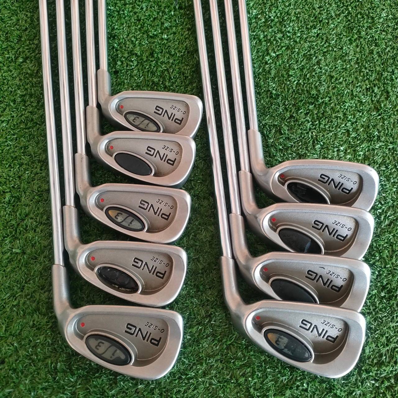 ชุดเหล็ก PING i3 O-SIZE จุดแดง มีเหล็ก 3 - 9 เเละ PW SW ก้าน CUSHIN *** มีสติ๊กเกอร์ด้านหลังหลุด*** แต่สภาพโดยรวมสวยสมบูรณ์ ไม้กอล์ฟมือสอง ของแท้ BY NakaraLuxurious