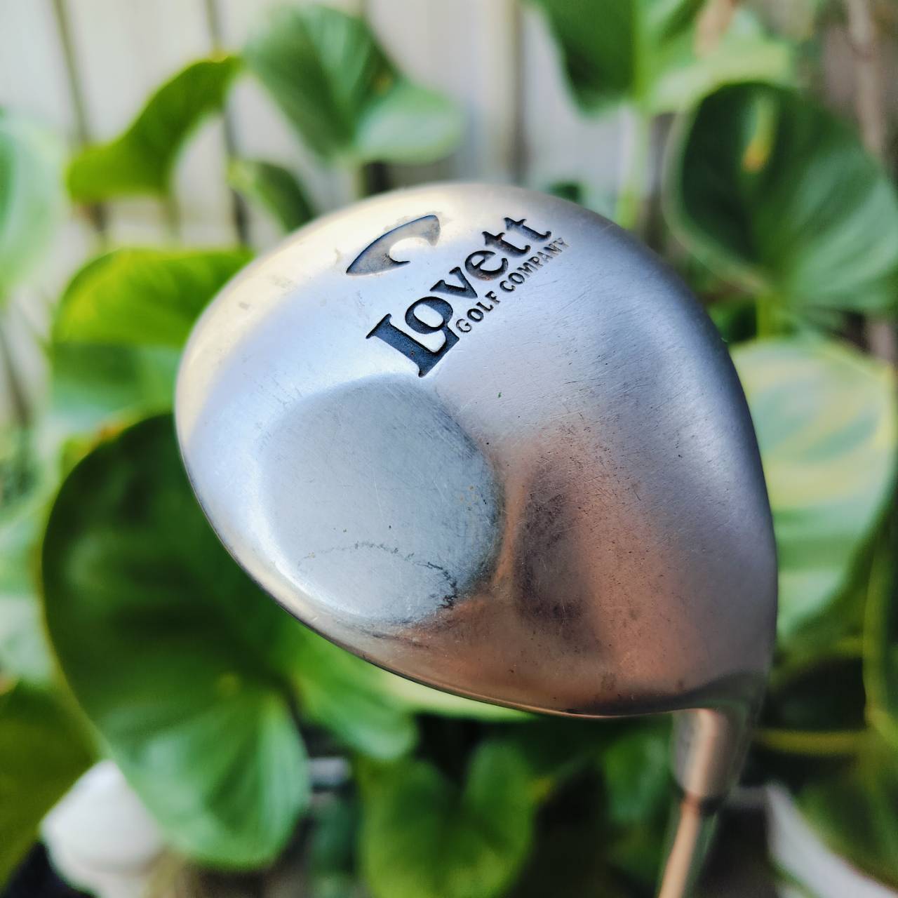Lovett Golf Company Tour Standard Lob Wedge RH หัวไม้ที่โค้งมนและพื้นไม้ที่โค้งมนของ Lovett ชวนให้นึกถึง Alien Wedge รุ่นเก่า และแนวคิดก็คล้ายกัน ไม้กอล์ฟพรีเมี่ยมมือสอง ของแท้ By NakaraLuxurious