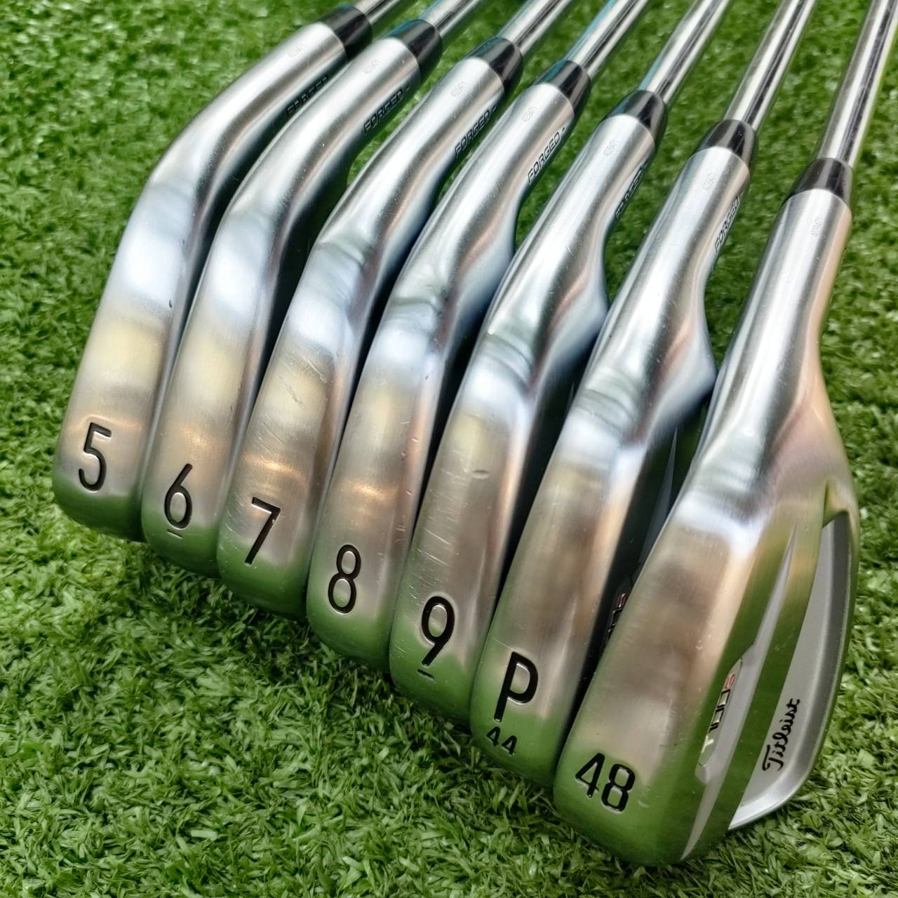 TITLEIST T100S FORGED (รุ่นปี 2022) เป็นรุ่นใหม่ สวยจัดๆ และเป็นชุดใหญ่สุด มีตั้งแต่เหล็ก 5 - PW (องศา44) และยังมี WEDGE องศา 48 ให้ด้วยอีกหนึ่งชิ้น ห้านสุดยอดพรีเมี่ยม PROJECT X 5.5 ก้านรุ่นใหม่ LZ LOARDING ZONE