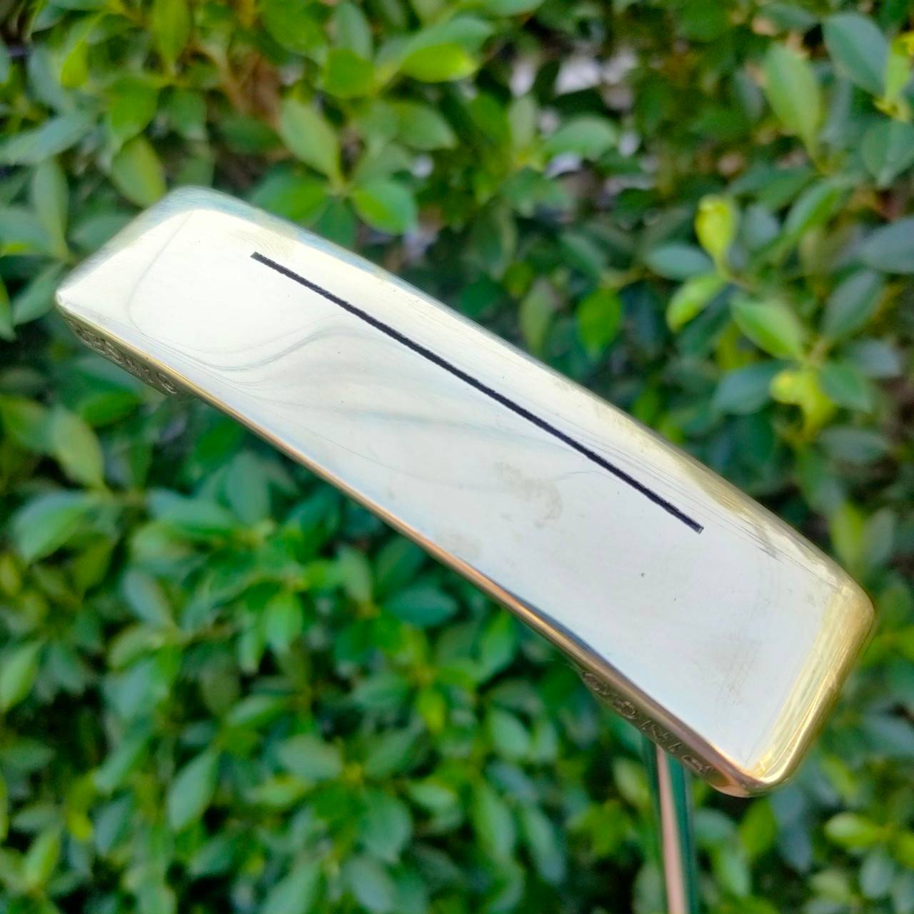 PUTTER PING KARSTEN ANSER ความยาว 34 นิ้ว ทองเหลืองบริสุทธิ์ เต็มคาราเบล ด้วยรูปทรง และการบล๊านซ์น้ำหนัก และฟีลลิ่ง + เสียงการพัตต์ที่สุดยอดหาไม่ได้ บริเวณด้านหน้ามีร่องยาว เพื่อการพัตต์ ที่ได้ฟีลยิ่งขึ่น สุดครับ ไม่จัดไม่ได้!!!