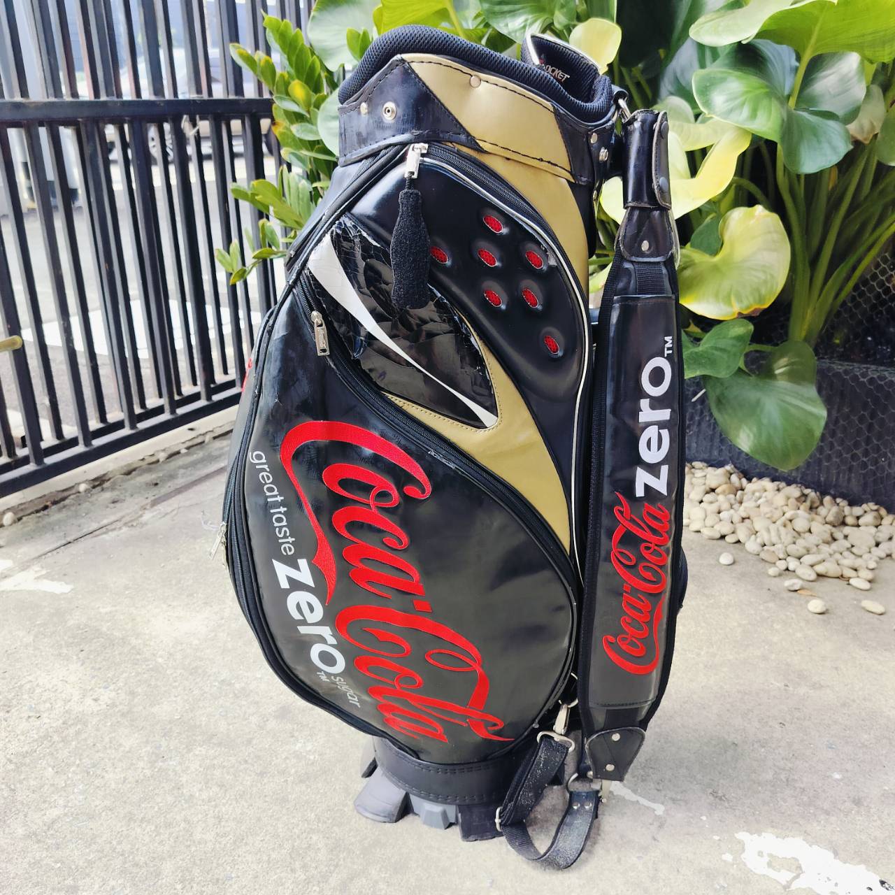 ** มีตำหนิหนังลอก ** ถุงกอล์ฟ COKE ZERO ของแท้ มือสอง มีตำหนิหนังลอกบางจุด โดยรวมยังใช้ได้