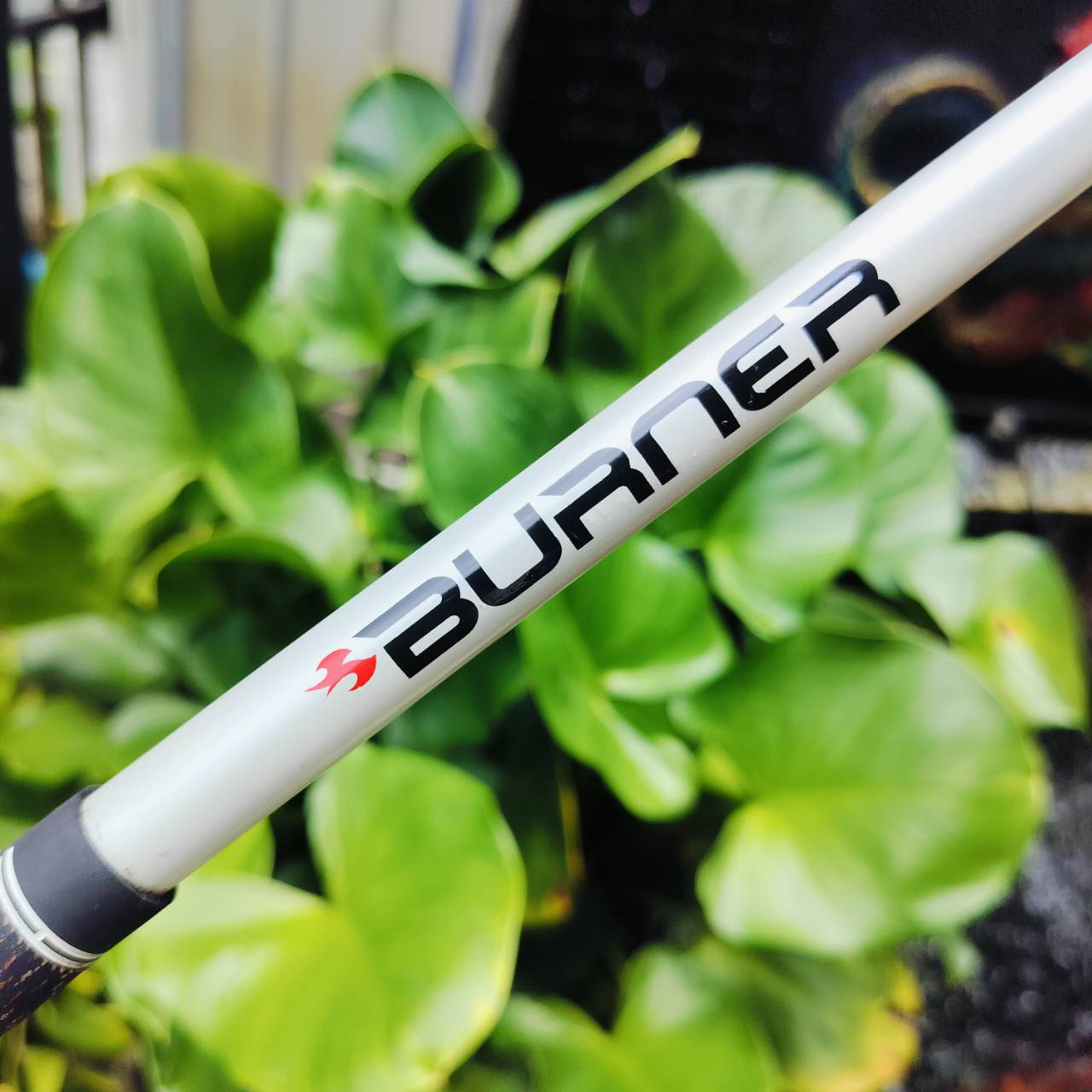 Driver Taylormade BURNER กระดองเคฟล่า จุด CG ต่ำ หัวใหญ่ หน้าสวีตสปอตกว้างเน้นตีง่ายๆค่ะ ระยะมาเต็มด้วยค่ะ องศา 9.5 ก้าน FUJIKURA FLEX S 50 กรัม ไม้กอล์ฟพรีเมี่ยมมือสอง ของแท้ By NakaraLuxurious