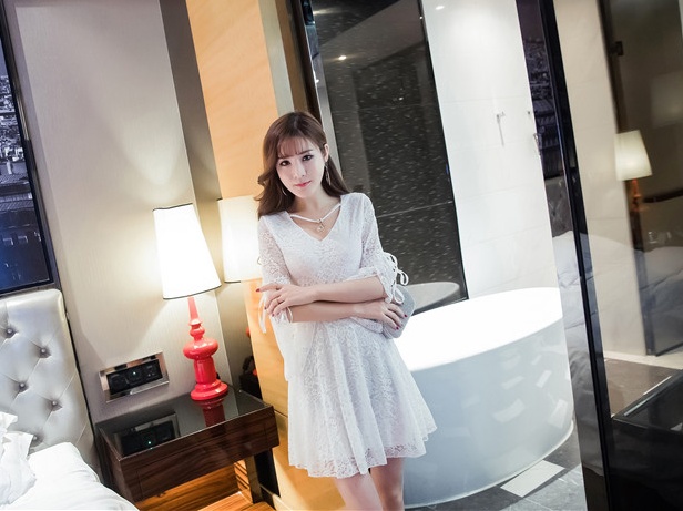 เดรสแฟชั่นเกาหลี ผ้าลูกไม้ ปลายแขนแตร ดีเทลคอเสื้อมีสร้อยคอ สีขาว