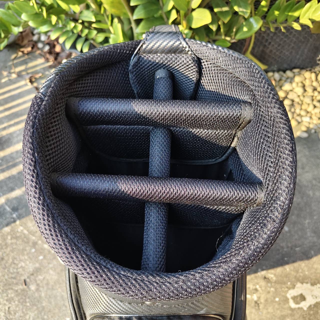 ถุงกอล์ฟ BENZ มือสอง สภาพสวยมากๆทุกอย่าง วัสดุดีมากๆเลยค่ะ ** แป๊กหลุด 1 จุด**