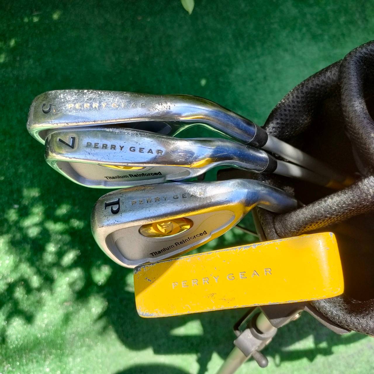 ***ไม้กอล์ฟสำหรับเด็ก*** KIDS SET PERRY GEAR มือสอง ทั้งชุดประกอบด้วย DRIVER และ เหล็ก 5 7 P PUTTER PERRY ถุงกอล์ฟ PERRY ขาตั้ง ไม้กอล์ฟมือสอง ของแท้ BY NakaraLuxurious