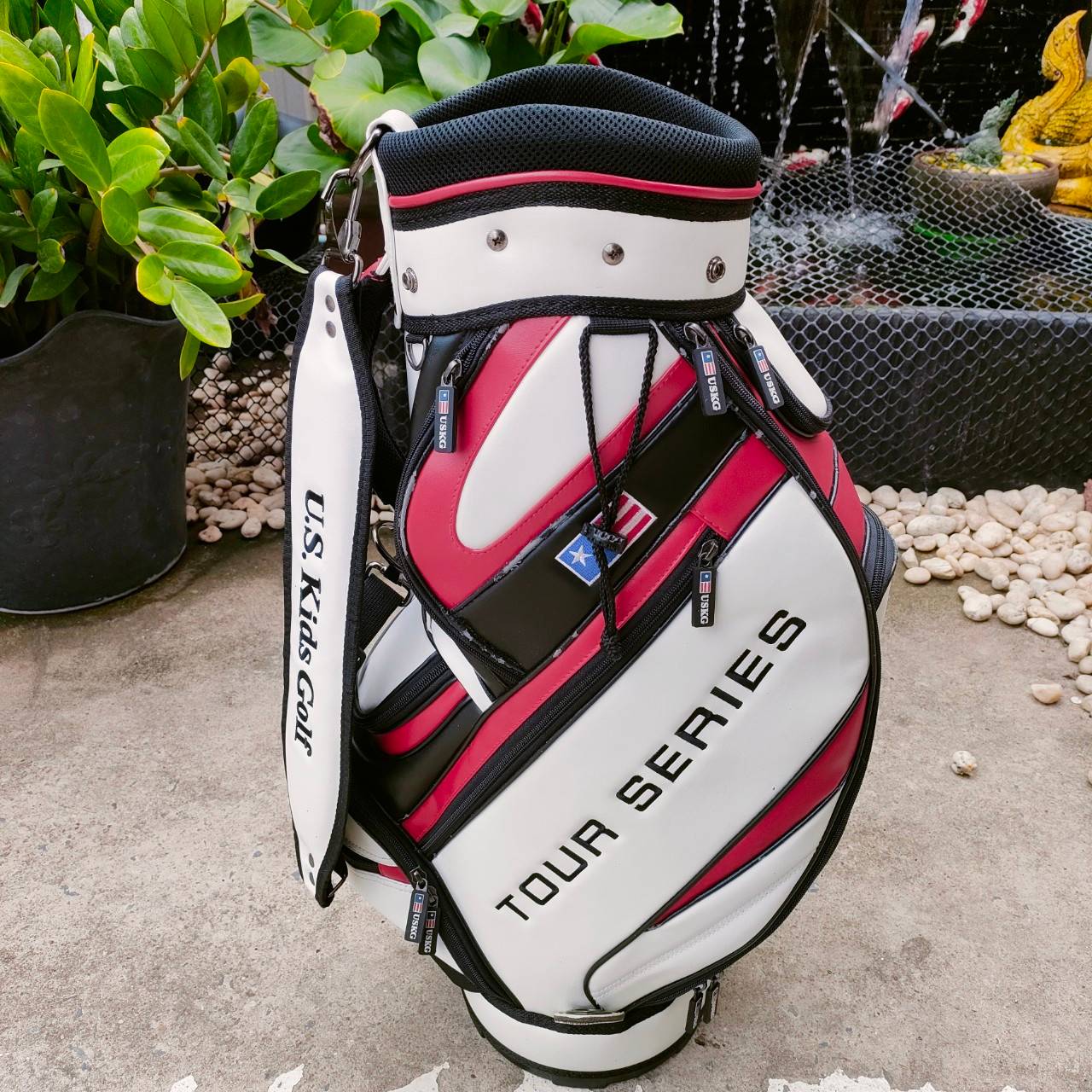 *** มีตำหนิ ลอกตามขอบ *** ถุงกอล์ฟเด็ก U.S.KIDS GOLF TOUR SERIES ขนาดไชส์ของถุง ปากถุง 7 นิ้ว ความสูงของถุงกอล์ฟ 28.5 นิ้ว ถุงกอล์ฟที่ดีที่สุด สำหรับเยาชน ถุง TOUR ถุงกอล์ฟพรีเมี่ยมมือหนึ่ง ของแท้ By NakaraLuxurious