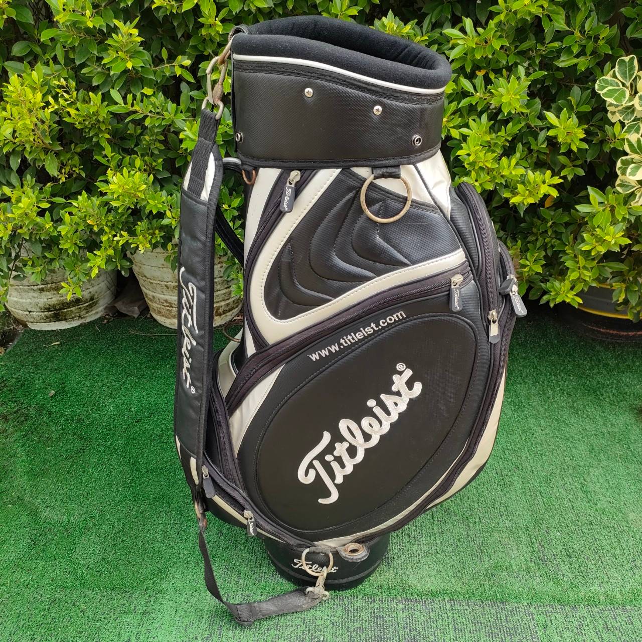 ถุงกอล์ฟ TITLEIST มือสอง TOUR ใบใหญ่ แข็งแรง กันน้ำ สภาพปานกลาง มีขึ้นสนิมที่ส่วนโลหะ มือสอง ของแท้ BY NakaraLuxurious