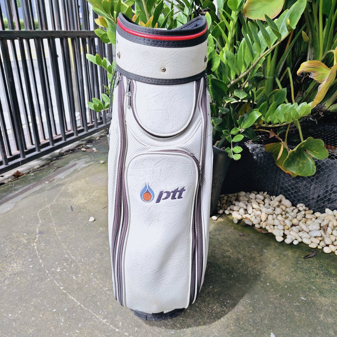ถุงกอล์ฟ PTT – มือสอง เดิมๆ ภายใน “บุกำมะหยี่อย่างดี” ให้สัมผัสนุ่ม พรีเมียม