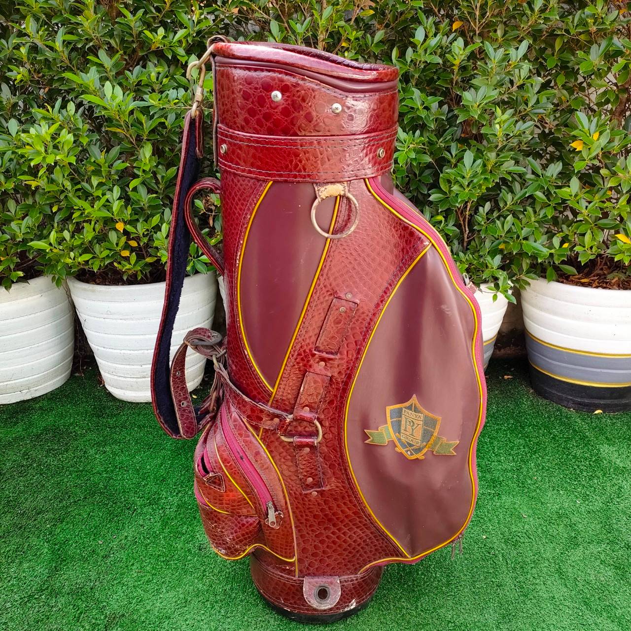 ถุงกอล์ฟ PANYA PY GROUP มือสอง ** มีตำหนิ ชิฟเเตก ** ด้านหลัง ถุง 9 นิ้ว หนังแท้ ภายในบุกำมะหยี่