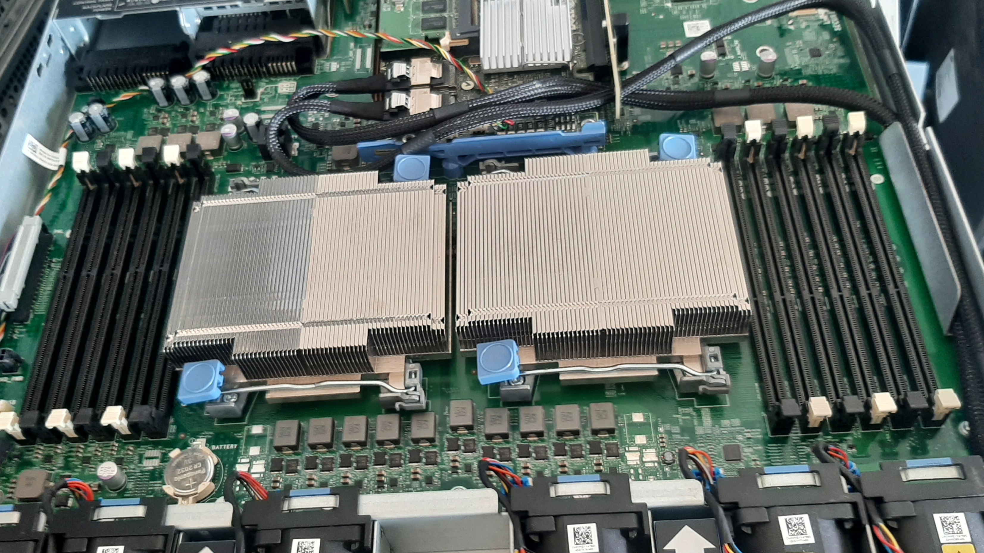 เซิร์ฟเวอร์มือสอง สภาพดี Dell PowerEdge R610 (X5650 Ram4GB HDD sas 2.5 300 GB x4 PSU x1) ประกัน 1 เดือน