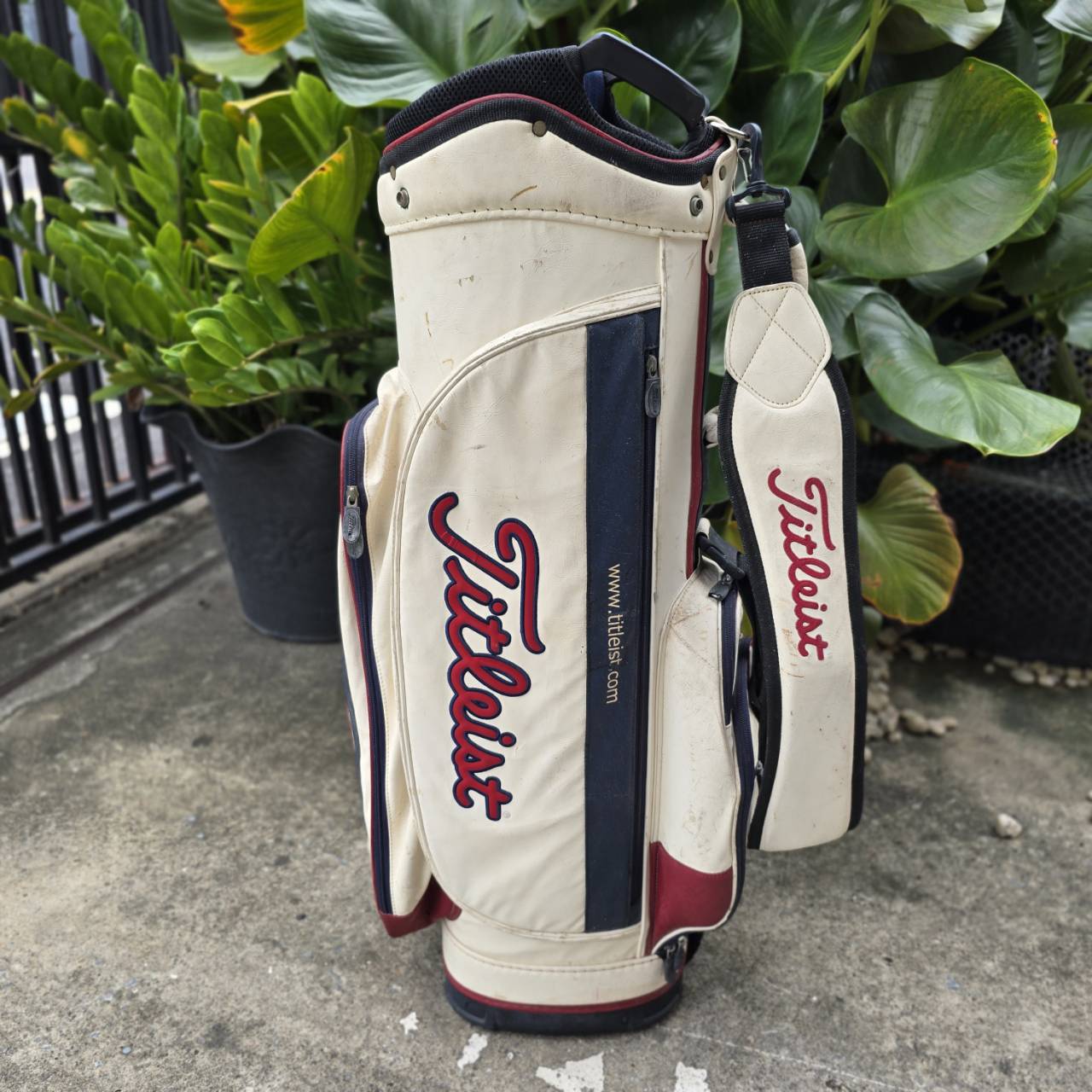 ถุงกอล์ฟ Titleist ของแท้ ** มีลอกเป็นขลุยๆค่ะ **