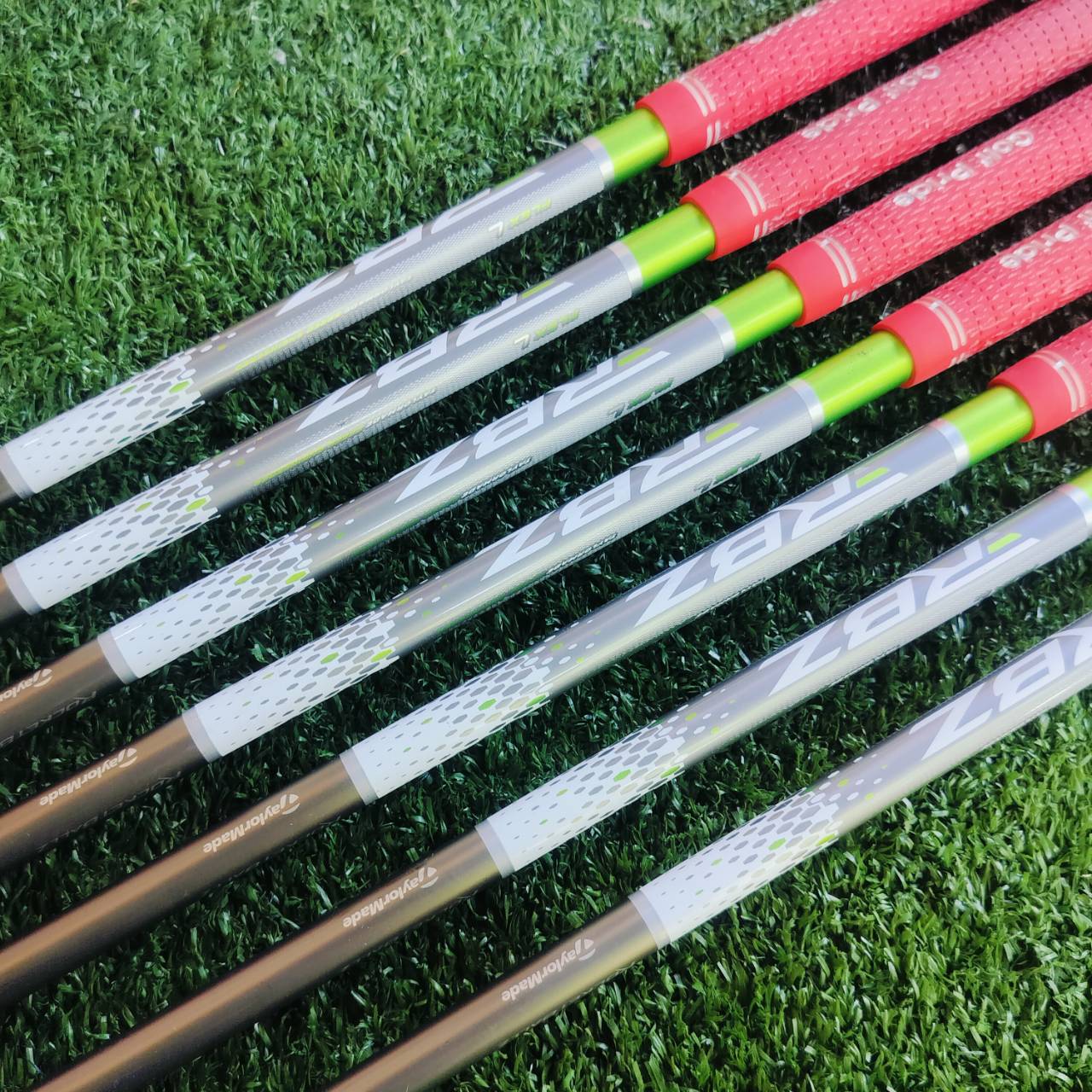 ** ไม้กอล์ฟผู้หญิงมือซ้าย ** ชุดเหล็ก TAYLORMADE RBZ มีเหล็ก 5 6 7 8 9 PW SW ก้าน TAYLORMADE RBZ FLEX LADY เหล็กตีง่ายตีไกลและตีมันส์มากค่ะ ไม้กอล์ฟพรีเมี่ยมมือสอง ของแท้ By NakaraLuxurious