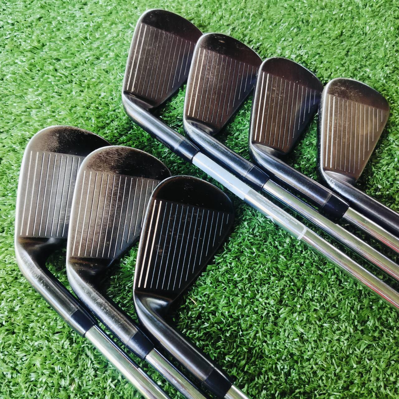 ชุดเหล็ก Callaway RAZR X Black PVD Finish ใบเหล็กสีดำ ให้ความดุดัน สวยงามสะดุดตา และลดแสงสะท้อนได้เป็นอย่างดี ไม้กอล์ฟพรีเมี่ยมมือสอง ของแท้ By NakaraLuxurious
