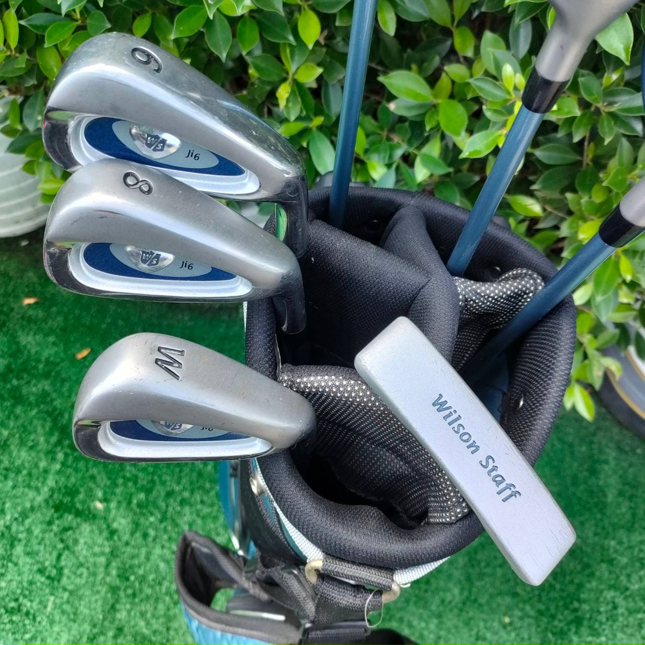 ไม้กอล์ฟเด็กพรีเมี่ยมครบชุด WILSON STAFF พร้อมถุงขาตั้ง ของแท้ เดิมๆ COVER ครบ เหล็ก 6 ยาว 34 นิ้ว สภาพสวยสมบูรณ์ น้องๆ สามารถออกรอบได้เลย ถุงกอล์ฟแบบมีขาตั้ง สายสะพายหลัง สามารถใช้แข่ง ของสมาคมได้ครับ