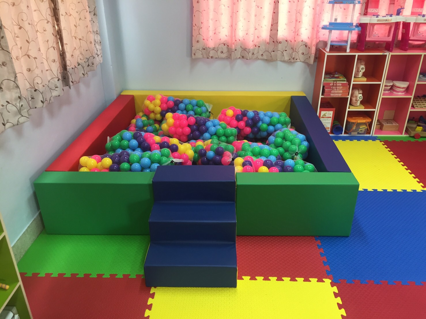 บ่อบอลพร้อมสไลด์ มีบันได แถมเบาะปูพื้น,อ่างบอลสี่เหลี่ยมนุ่มนิ่ม กันกระแทก เบาะนุ่ม หนัง pvc คอกกั้นเด็ก รับทำบ้านบอลในห้าง