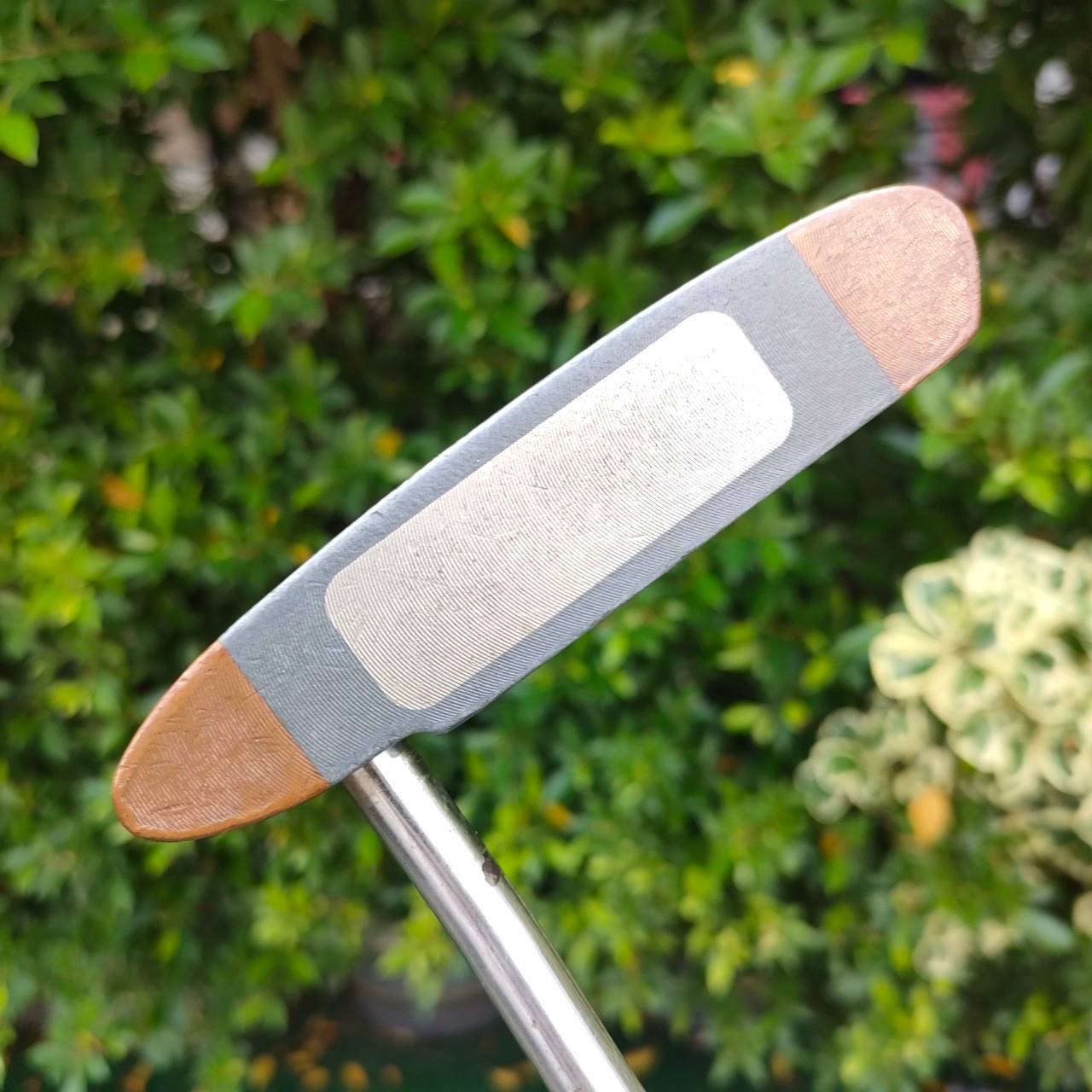 PUTTER LANCE FIFLD ความยาว 34 นิ้ว น้ำหนักดีมาก มีส่วนผสมของทองแดงทั้งด้านบนด้านล่าง บล๊านซ์มาก และยังหน้า MILLED เกาะไลน์สุดๆ!! ไม้กอล์ฟมือสอง ของแท้ BY NakaraLuxurious