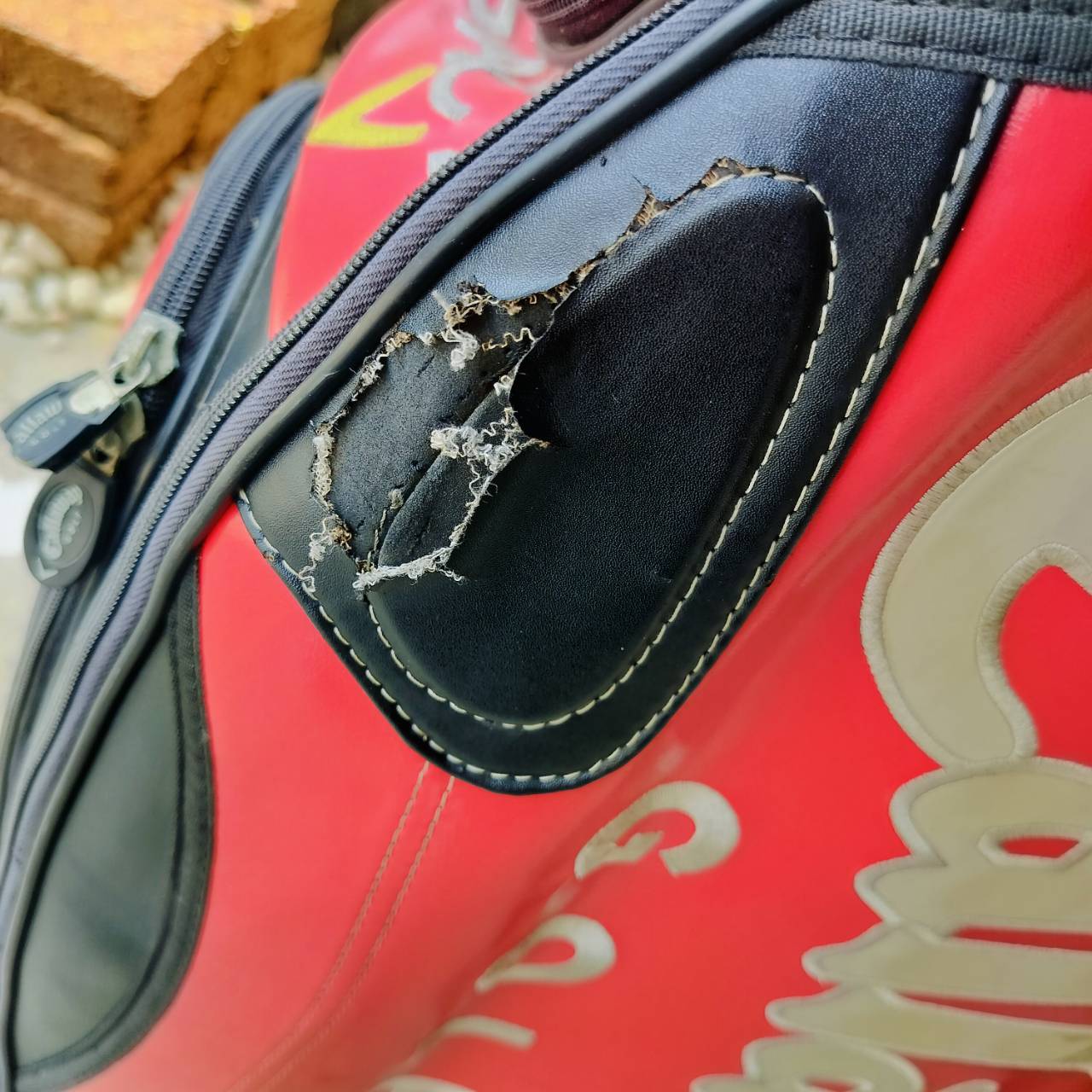 *** มีตำหนิ *** ถุงกอล์ฟ Callaway ใบใหญ่ มีตำหนิ แป๊ก COVER หลุด 1 จุด และมีรอยขาด 1 จุด นอกนั้นใช้ได้อย่างดี ลดราคาพิเศษ!!!