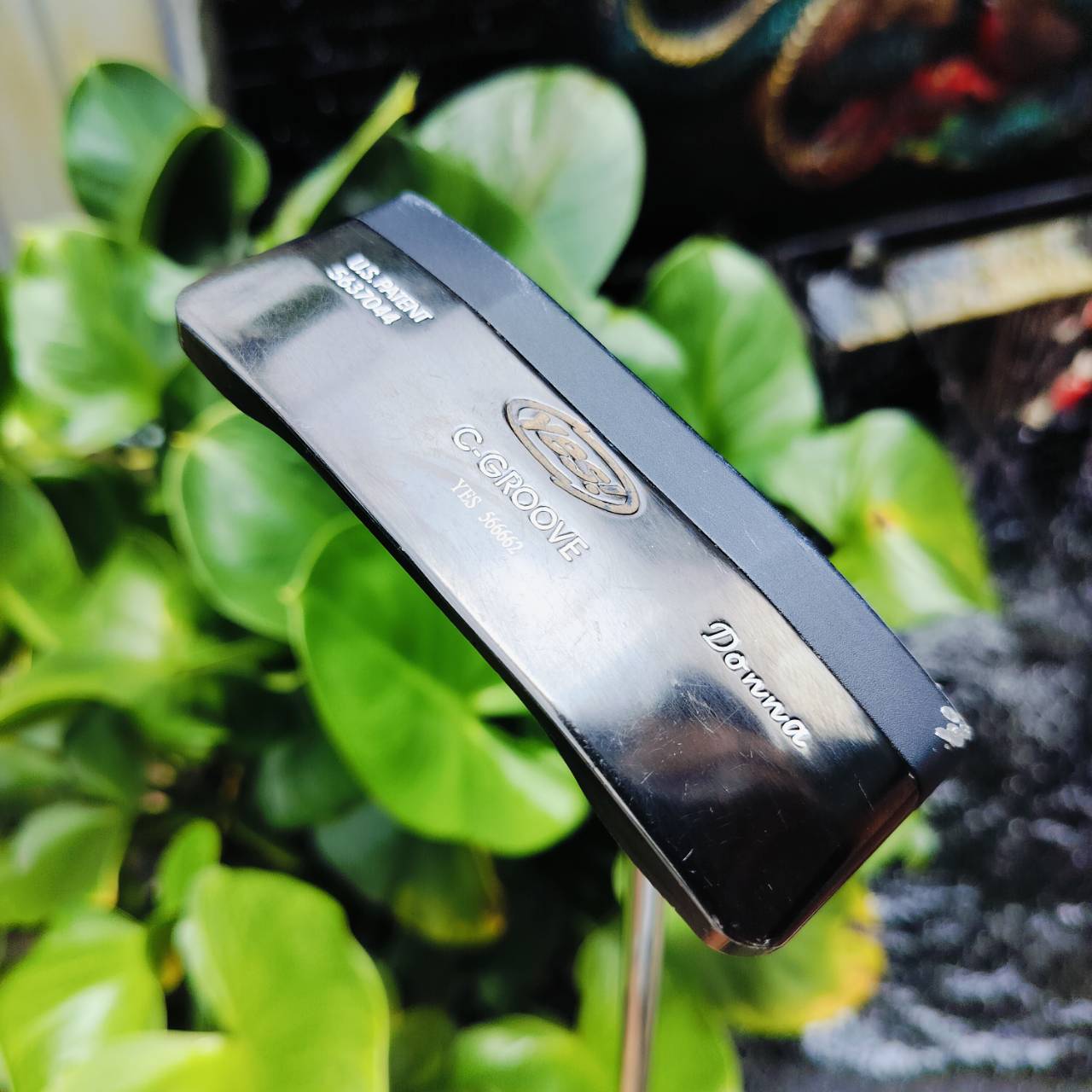 PUTTER YES C-GROOVE DONNA ความยาว 33 นิ้ว รุ่นนี้โด่งดังเพราะ SOLE ยื่นออกเพิ่ม ทำให้การชดเชยความผิดพลาดสูงขึ้น หน้าสัมผัสสุดยอดเกาะไลน์เป็นเอกลักษณ์ เส้นเล็งสะอาดตาแม่นยำอย่างมาก ไม้กอล์ฟพรีเมี่ยมมือสอง ของแท้ By NakaraLuxurious
