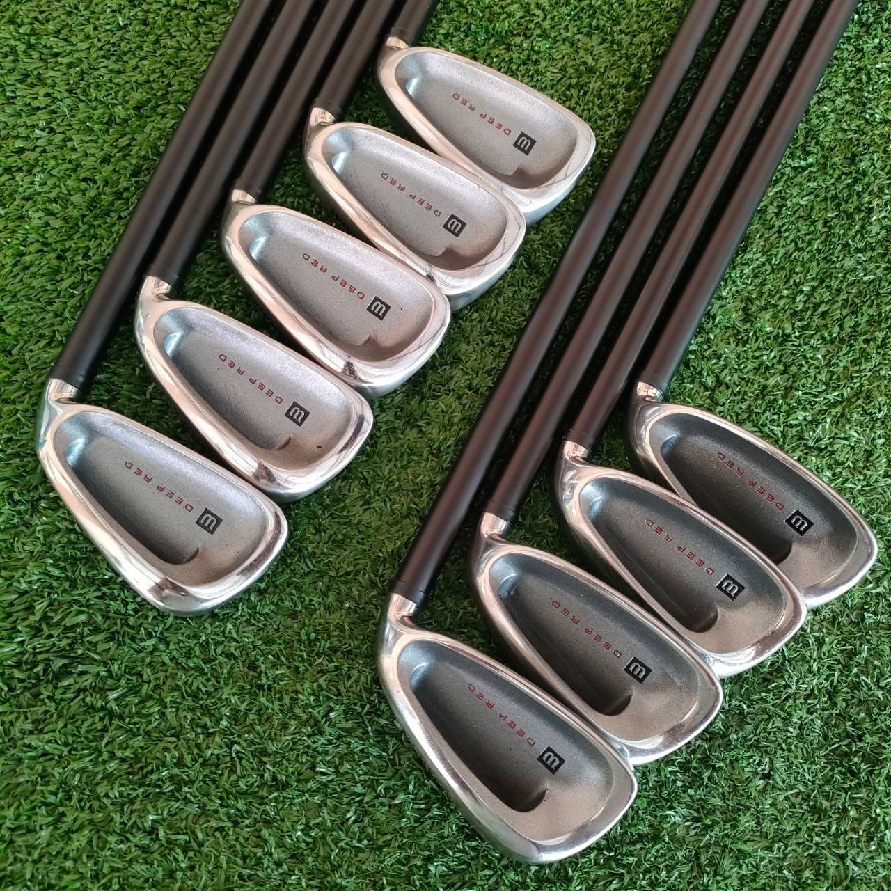 ชุดเหล็ก WILSON DEEP RED มีเหล็ก 3-9 เเละ PW SW ก้าน FATSHAFT TRI-PLY FLEX R ก้านชุดนี้จะเป็นก้านอ้วน ตีได้อย่างมั่นคงแบบมากๆๆ ลดอาการสบัดของก้านได้ดีมาก!! สภาพสวย 98% ไม้กอล์ฟมือสอง ของแท้ BY NakaraLuxurious