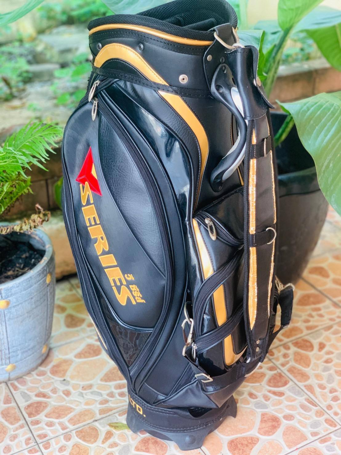 ถุงกอล์ฟหนัง V Series ใบใหญ่ ขนาด 9 นิ้ว มือสอง สภาพพร้อมใช้งานค่ะ