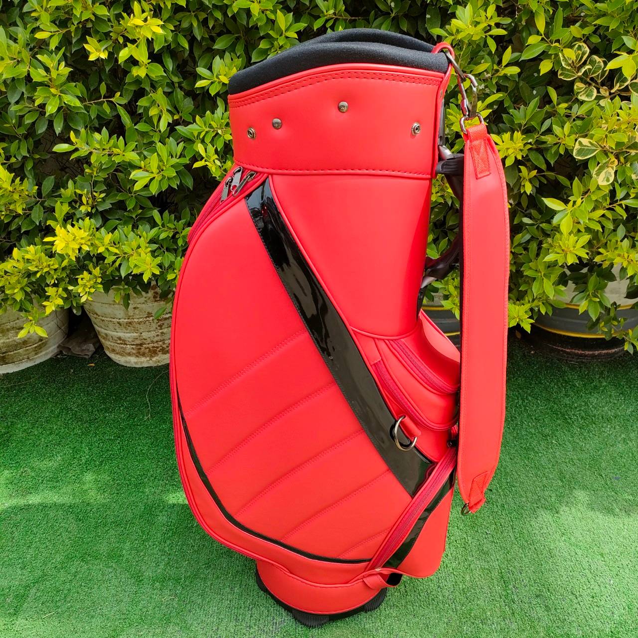 🔥 ถุงกอล์ฟ CUSTOM ของใหม่ 🔥 สีแดงเพลิง Ferrari สวยมาก วัสดุพรีเมี่ยมที่สุด คาดดำเป็นหนังแก้ว ถุง TOUR ใบใหญ่ใส่ของได้ครบหมด!! มือหนึ่ง ของแท้ BY NakaraLuxurious