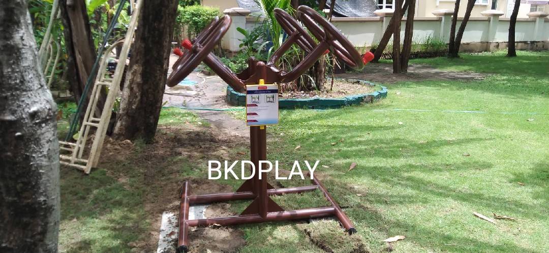 เครื่องออกกำลังกายกลางแจ้งผู้ใหญ่,บริหารข้อมือ-แขน-หัวไหล่ (แบบหมุนวงล้อคู่),ลานกีฬาอเนกประสงค์ ,สวนสาธารณะ ,เทศบาล ,หมู่บ้าน ,ผลิตในไทย ,สั่งทำตามสีที่ต้องการได้ ขนาด 60x120x140 ซม.