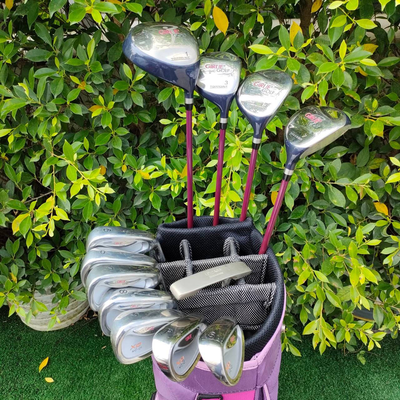 ** ไม้กอล์ฟครบชุดสำหรับผู้หญิง** FULLSET TOPPONT GIRLE GOLF ทั้งชุดประกอบด้วย หัวไม้ 1,3,5,7 ชุดเหล็ก 5-9 เเละ PW SW PUTTER BRIDGESTONE พร้อมถุงกอล์ฟ GILE GOLF ได้ฟัวไม้มากถึง 4 หัว ซึ่งคุณผู้หญิงจำเป็นมาก ชุดเหล็ก CAVITY ลึกตีง่ายมากๆ ถุงกอล์ฟสีสันสวยงาม