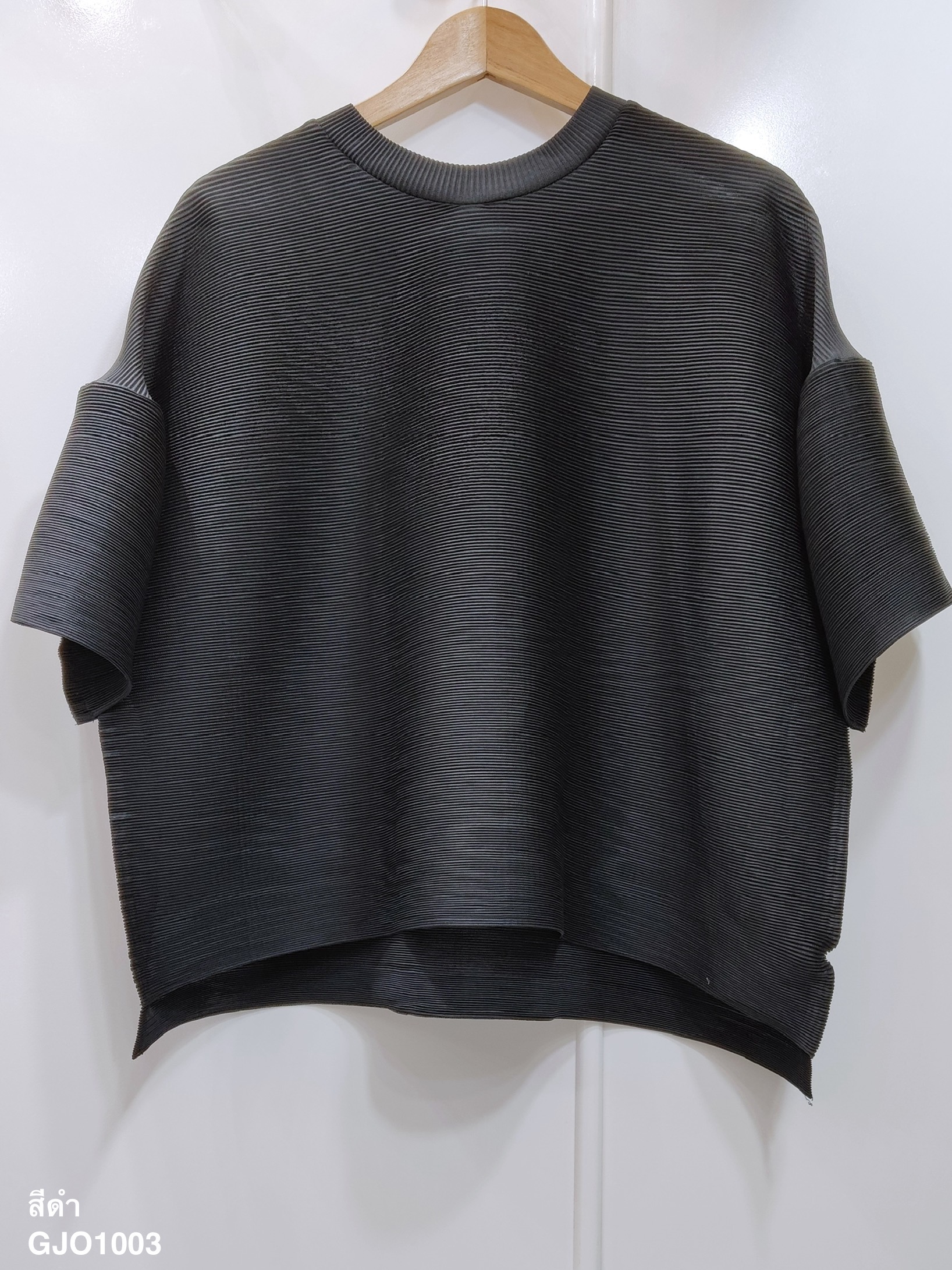 2MUAY รุ่น GJO1003 เสื้อพลีทคุณภาพ BELL SLEEVE PLEATED TOP สีดำ FREE SIZE