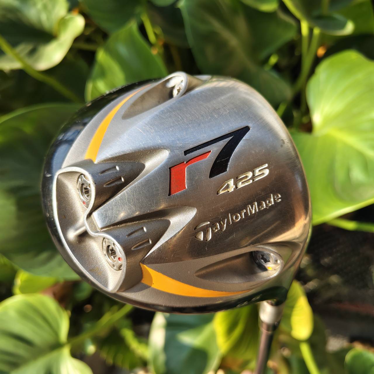 Driver TaylorMade r7 425 องศา 9.5 ออกแบบตามหลักอากาศพลศาสตร์เพื่อลดแรงต้านลม ช่วยให้เร่งสปีดหัวไม้