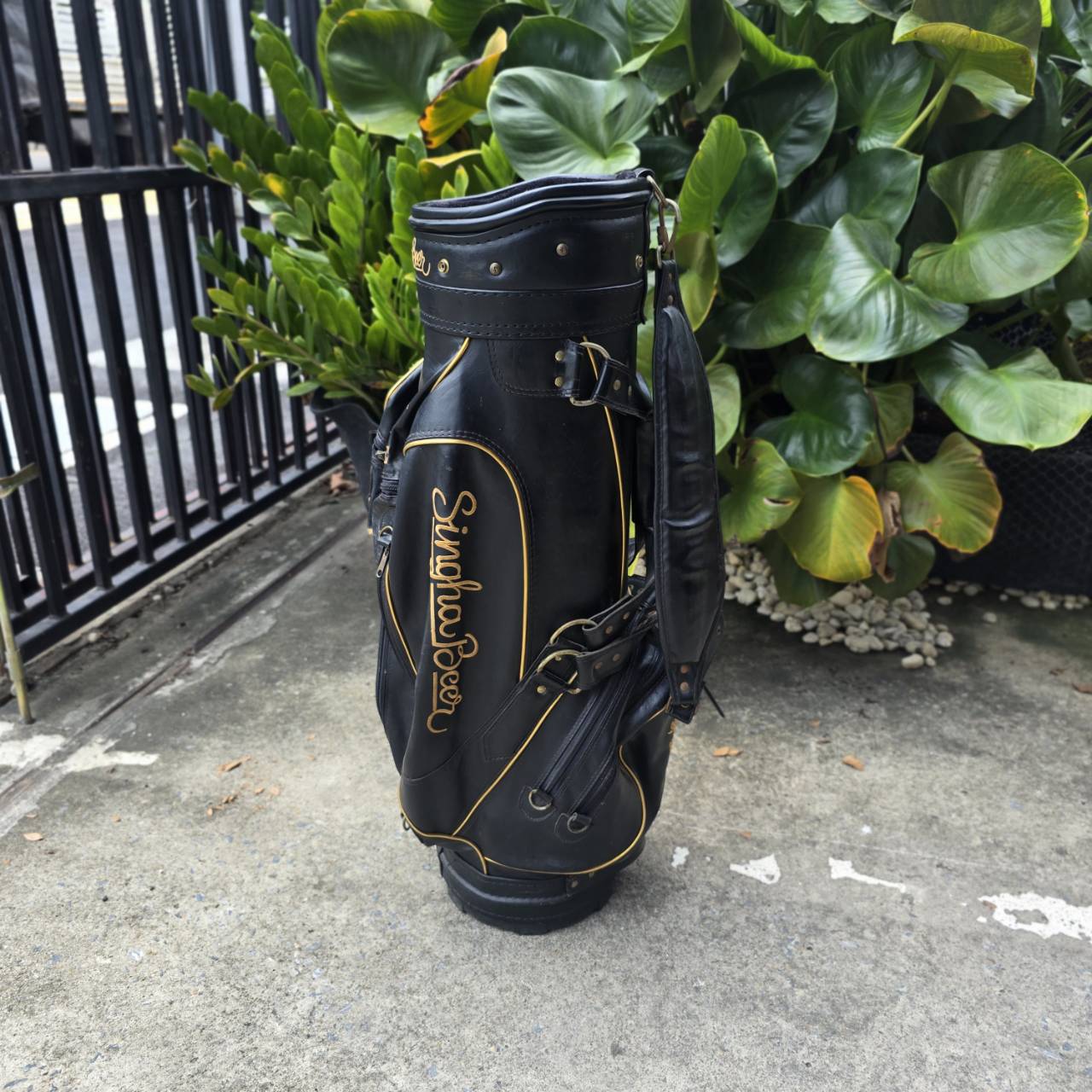 ** ไม่มี COVER ** ถุงกอล์ฟ สิงห์ หนังสวยมากค่ะ วินเทจ หายาก ภายในบุกำมะหยี่ นอกจากนั้นใช้งานได้ตามปกติเลยค่ะ